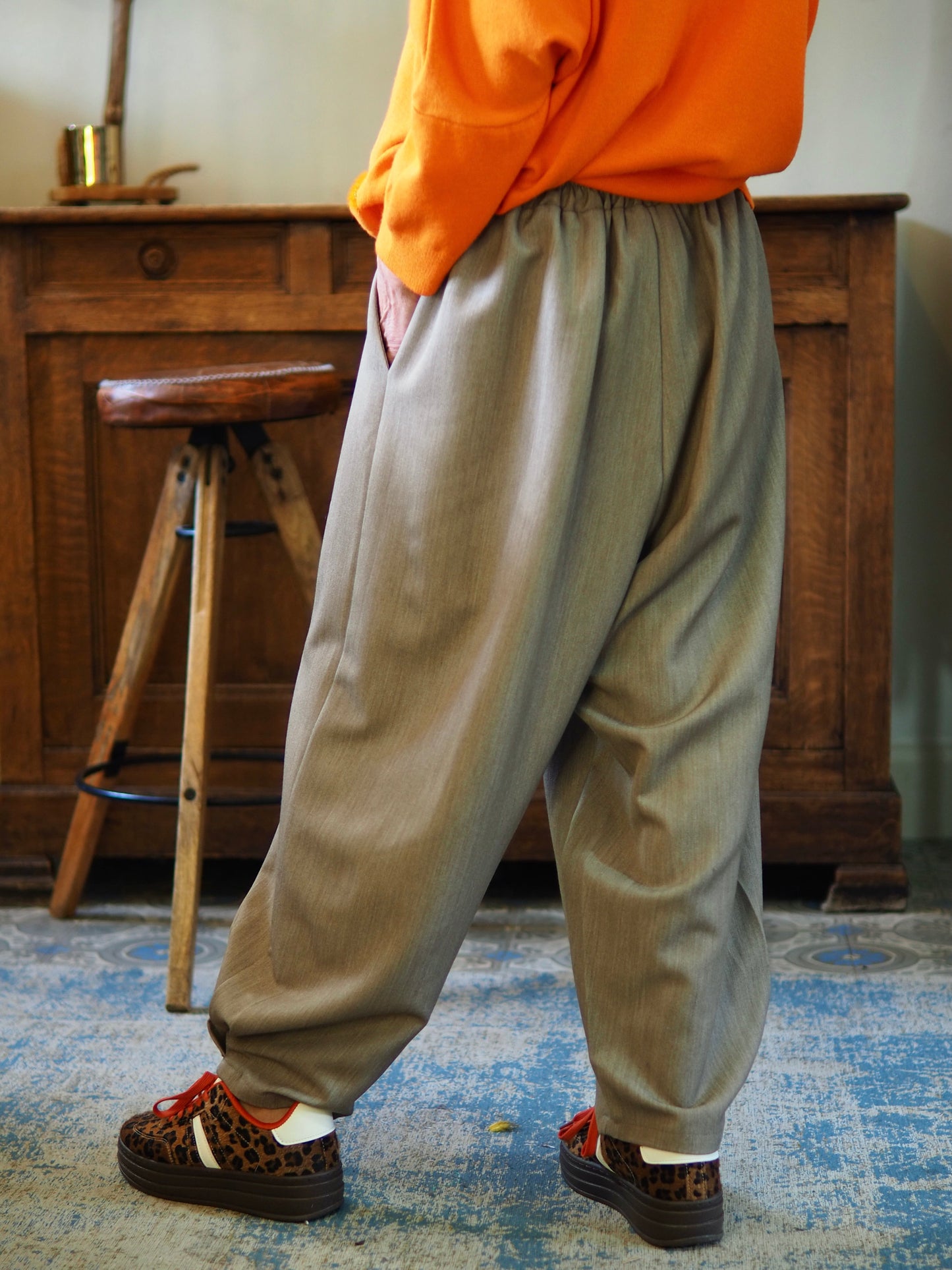 Pantalon ample et fluide beige/taupe. Taille élastique.
Taille S/M-36/38 L/XL-40/42
22% Viscose 74% Polyester 4% Elasthanne.
S/M : Tour de taille max 100cm.
L/XL : Tour de taille max 108cm.