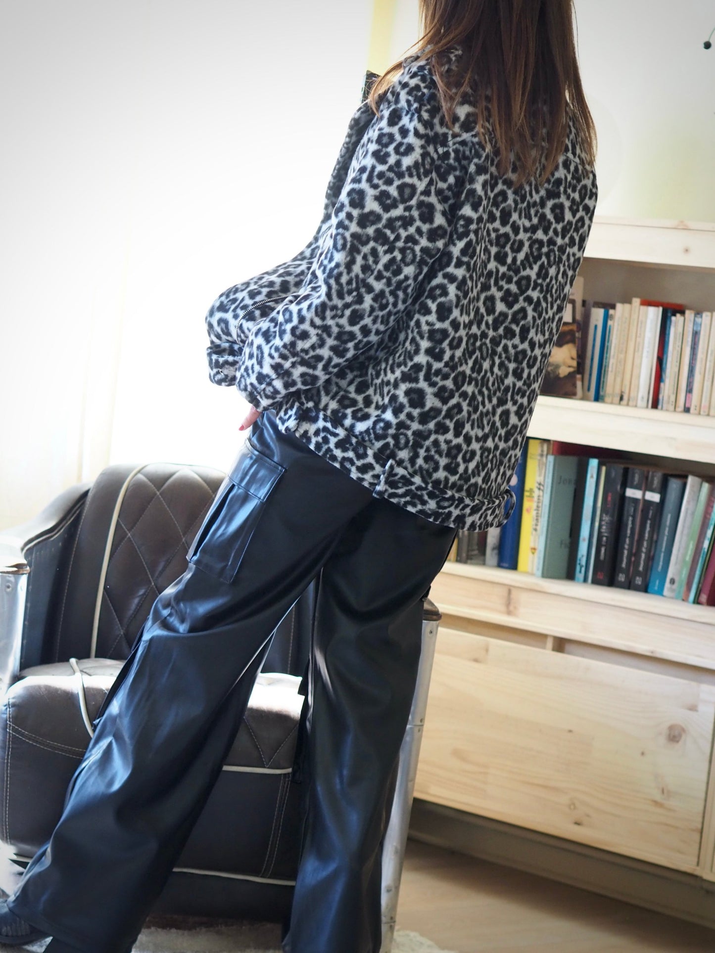 Perfecto léopard noir et blanc. Très épais imitation fausse peau peluche. Une pépite... Doublé.
100% Polyester.
Taille unique convient du 36 au 44.
Largeur dos 60cm Longueur dos 67cm.