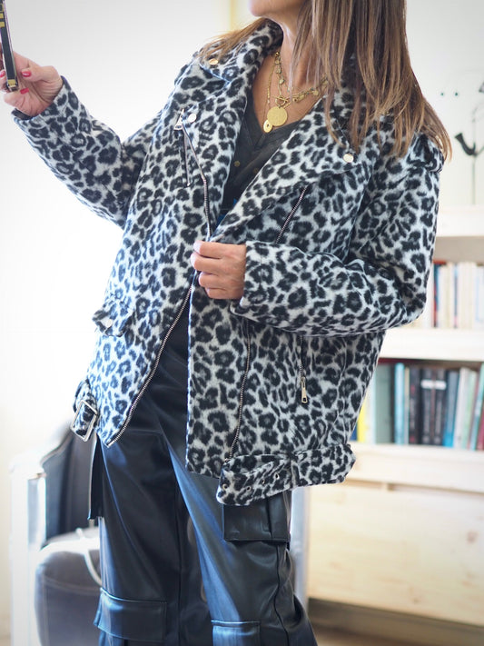 Perfecto léopard noir et blanc. Très épais imitation fausse peau peluche. Une pépite... Doublé.
100% Polyester.
Taille unique convient du 36 au 44.
Largeur dos 60cm Longueur dos 67cm.