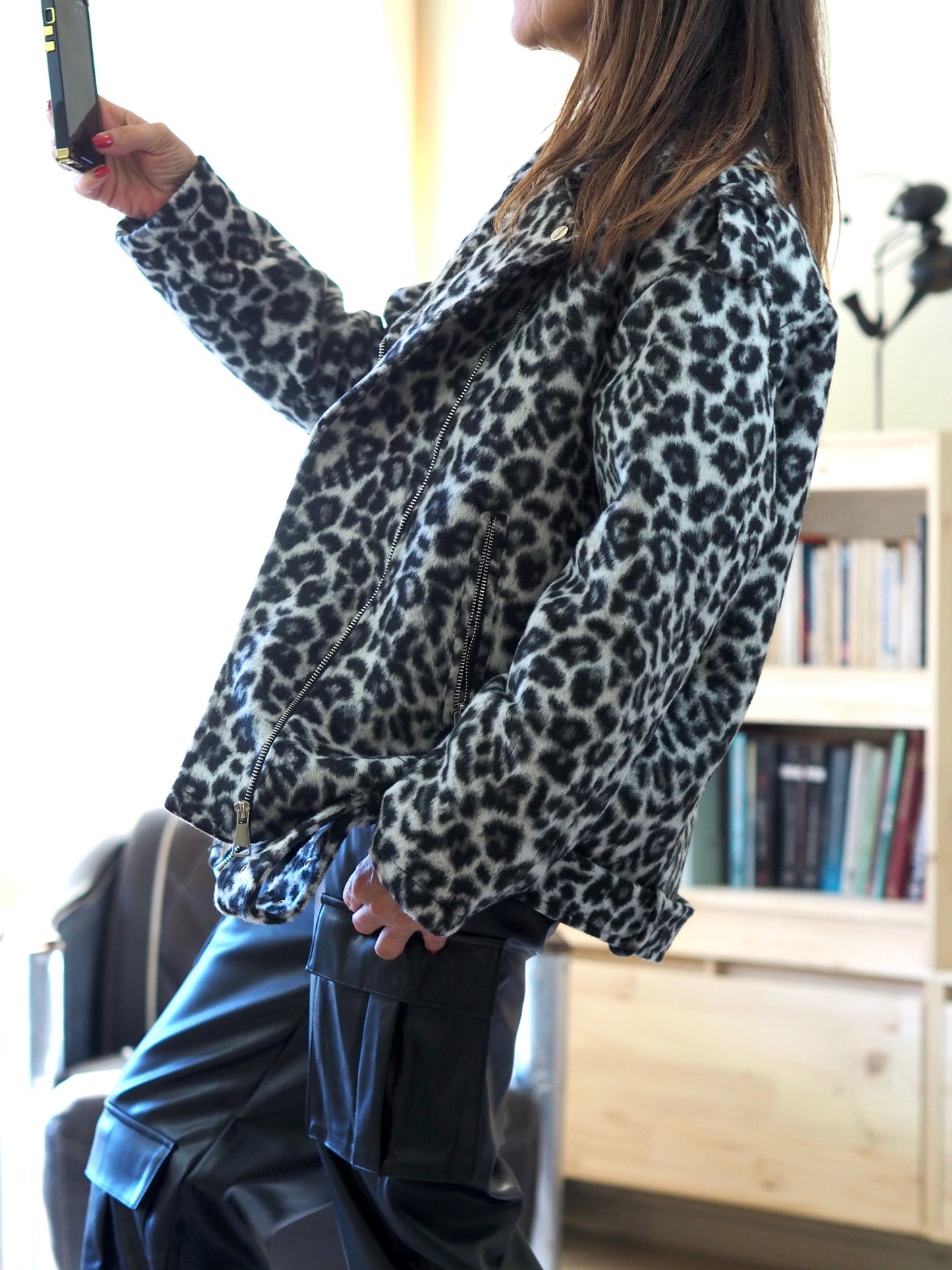 Perfecto léopard noir et blanc. Très épais imitation fausse peau peluche. Une pépite... Doublé.
100% Polyester.
Taille unique convient du 36 au 44.
Largeur dos 60cm Longueur dos 67cm.
