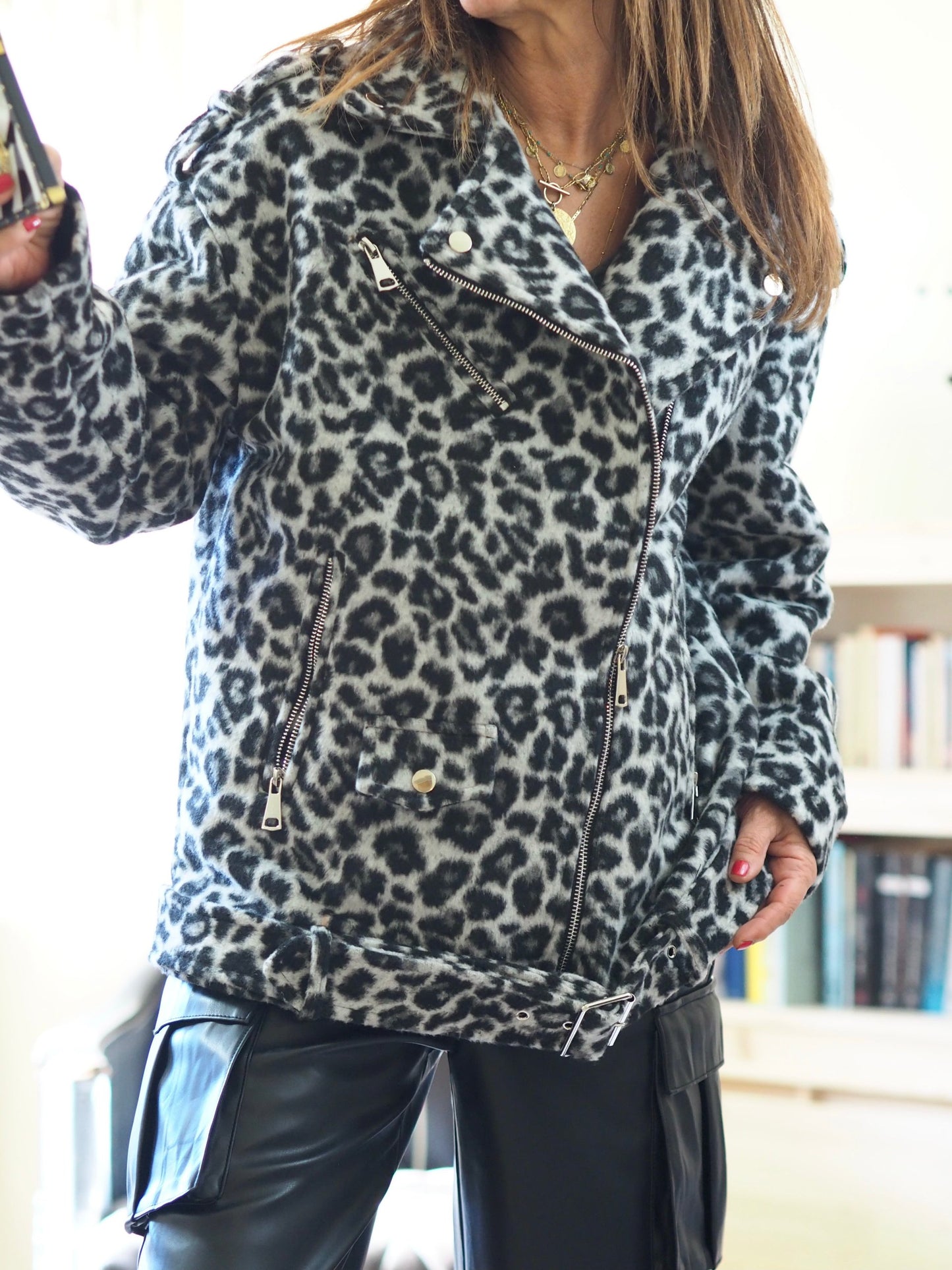 Perfecto léopard noir et blanc. Très épais imitation fausse peau peluche. Une pépite... Doublé.
100% Polyester.
Taille unique convient du 36 au 44.
Largeur dos 60cm Longueur dos 67cm.