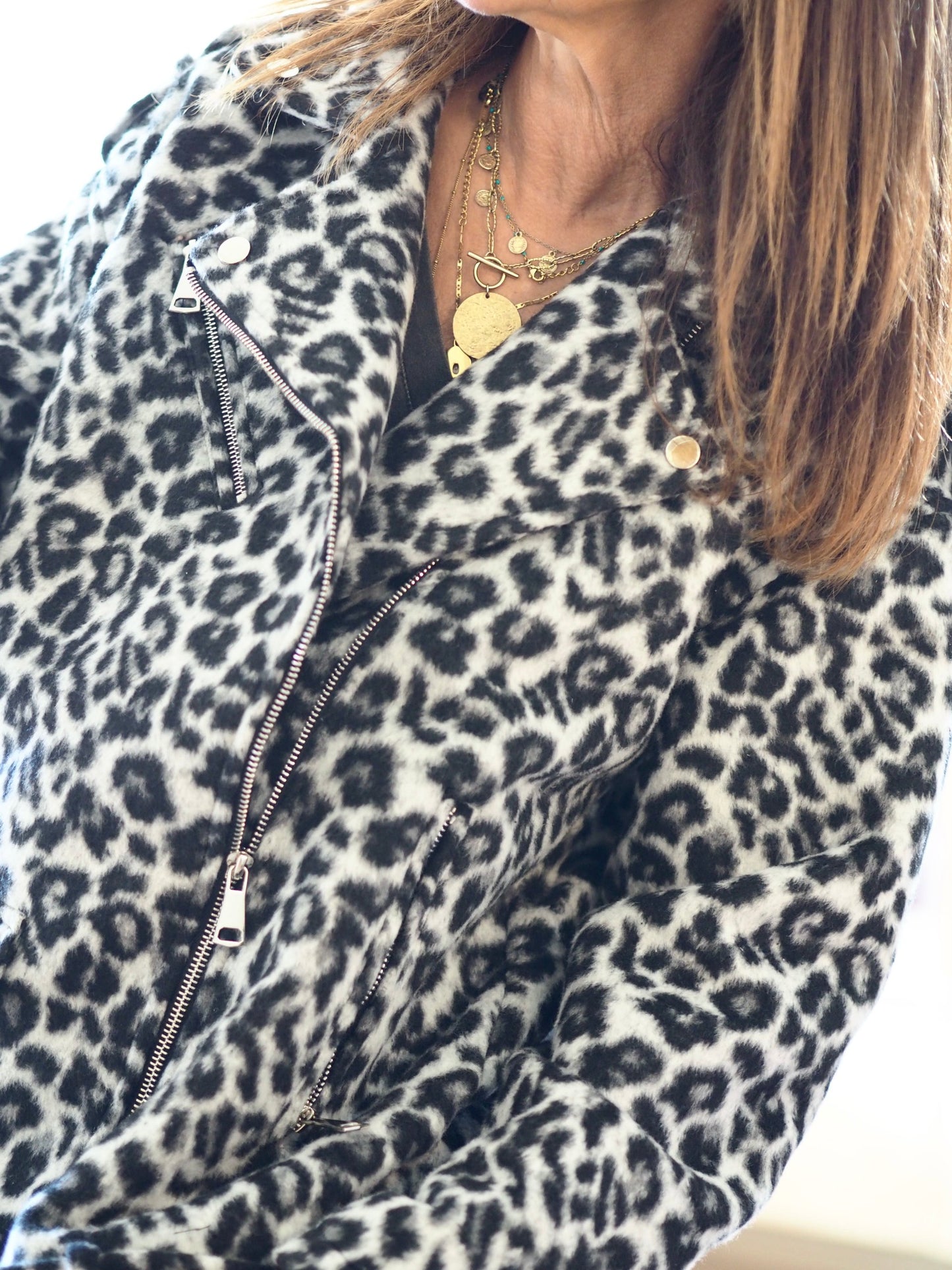 Perfecto léopard noir et blanc. Très épais imitation fausse peau peluche. Une pépite... Doublé.
100% Polyester.
Taille unique convient du 36 au 44.
Largeur dos 60cm Longueur dos 67cm.