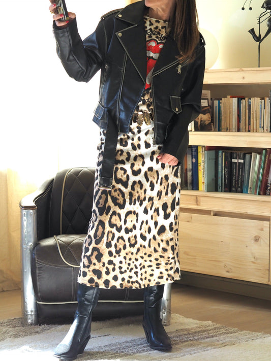 Perfecto en simili souple noir. Effet usure sur les bords.
100% Polyuréthane.
Taille unique convient du 36 au 40.
Largeur dos 55cm Longueur dos 55cm.