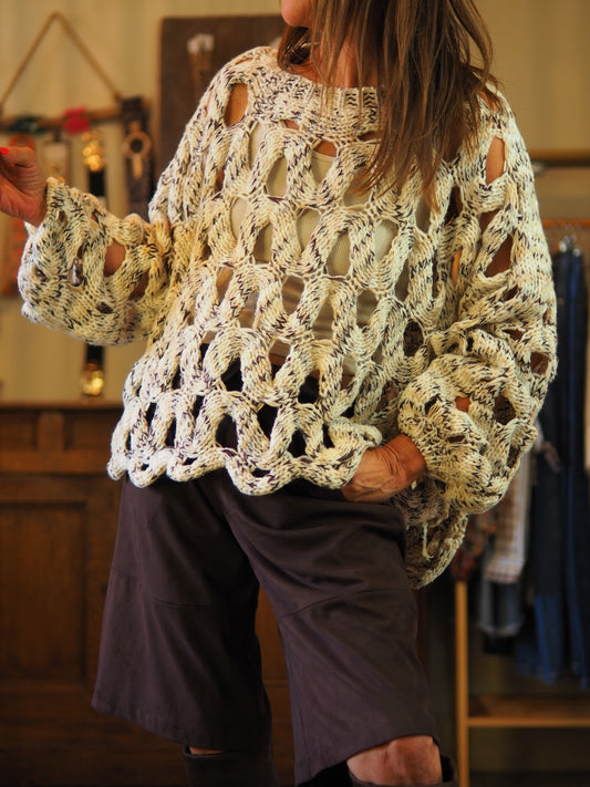 Pull ajouré chiné beiges et marron. Encolure ronde. Magnifique...
Taille unique convient du 36 au 46.
50% Acrylique 30% Polyester 20% Viscose.
Tour de poitrine 160cm Longueur dos 65cm.