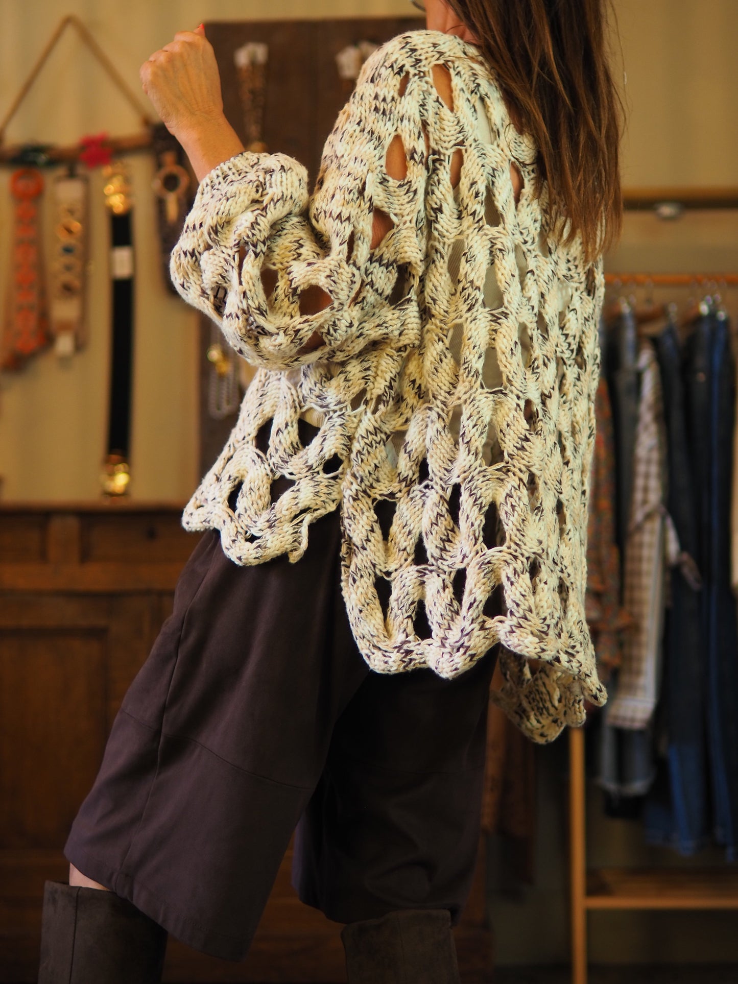Pull ajouré chiné beiges et marron. Encolure ronde. Magnifique...
Taille unique convient du 36 au 46.
50% Acrylique 30% Polyester 20% Viscose.
Tour de poitrine 160cm Longueur dos 65cm.