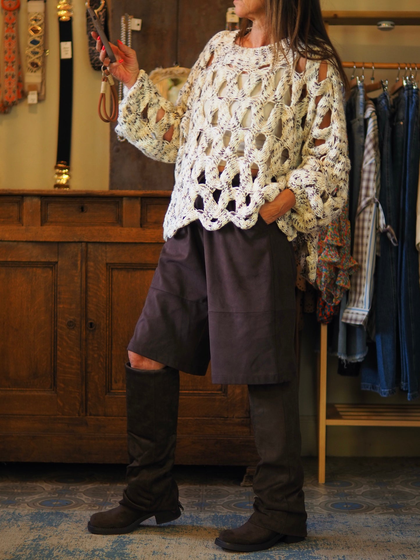 Pull ajouré chiné beiges et marron. Encolure ronde. Magnifique...
Taille unique convient du 36 au 46.
50% Acrylique 30% Polyester 20% Viscose.
Tour de poitrine 160cm Longueur dos 65cm.
