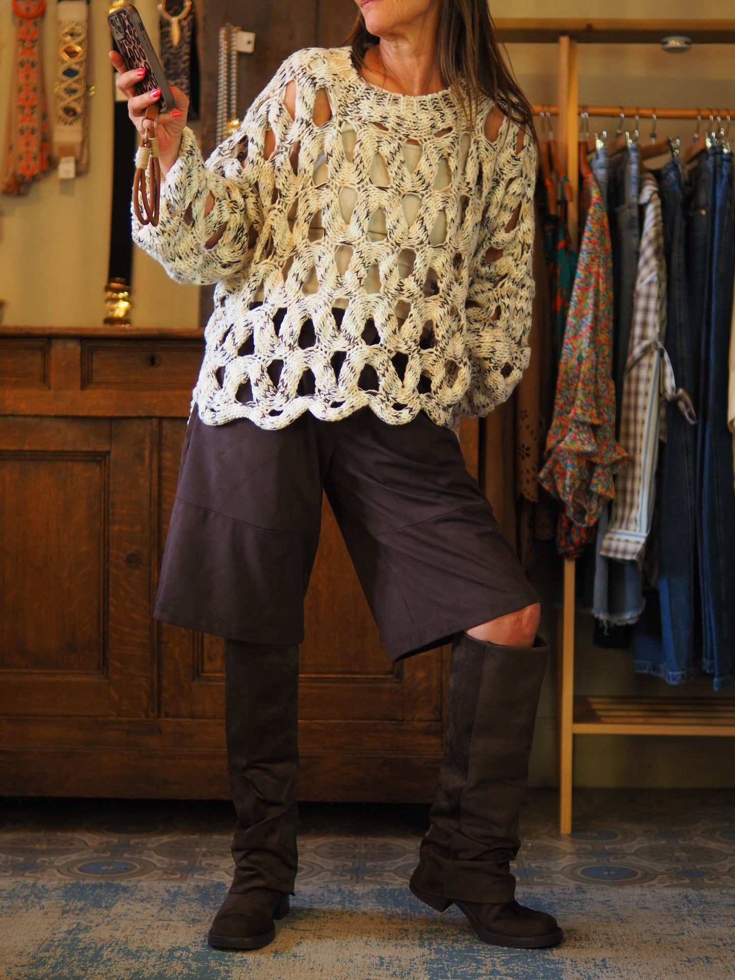 Pull ajouré chiné beiges et marron. Encolure ronde. Magnifique...
Taille unique convient du 36 au 46.
50% Acrylique 30% Polyester 20% Viscose.
Tour de poitrine 160cm Longueur dos 65cm.