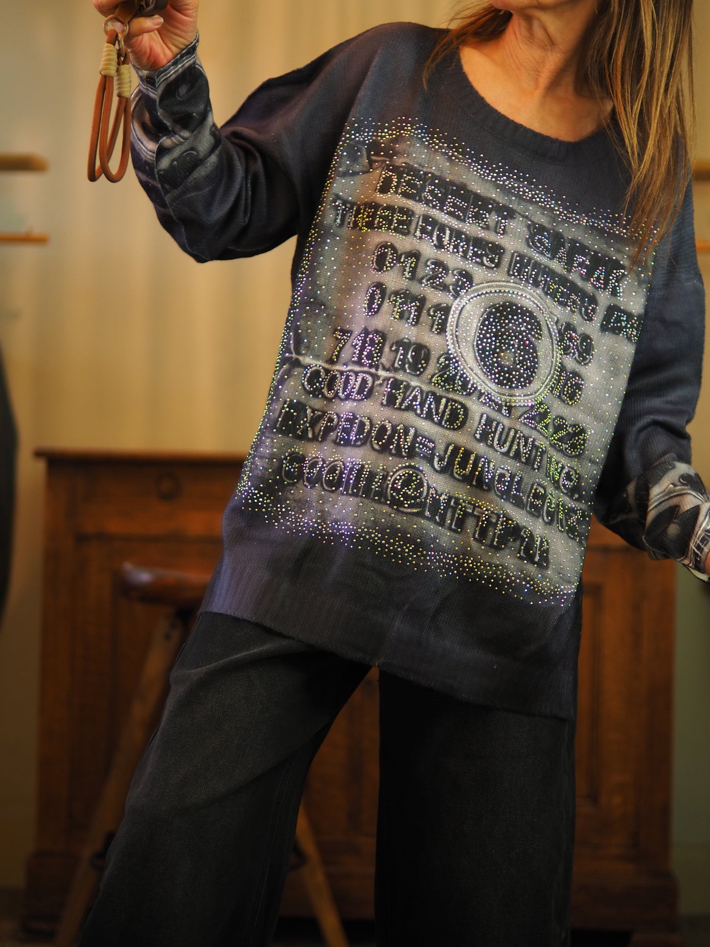Pull anthracite effet blanc quand on écarte les mailles. Strass à l'avant.
Taille unique convient du 36 au 42/44.
100% Viscose.
Tour de poitrine 136cm Longueur dos 67cm.