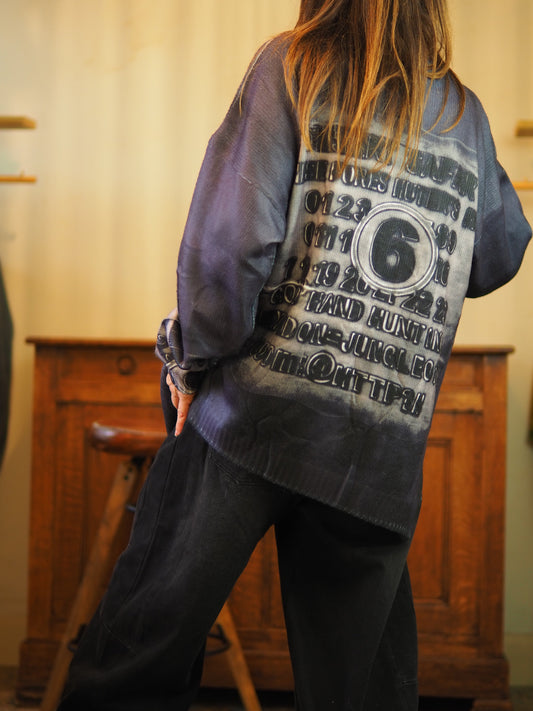 Pull anthracite effet blanc quand on écarte les mailles. Strass à l'avant.
Taille unique convient du 36 au 42/44.
100% Viscose.
Tour de poitrine  136cm Longueur dos 67cm.