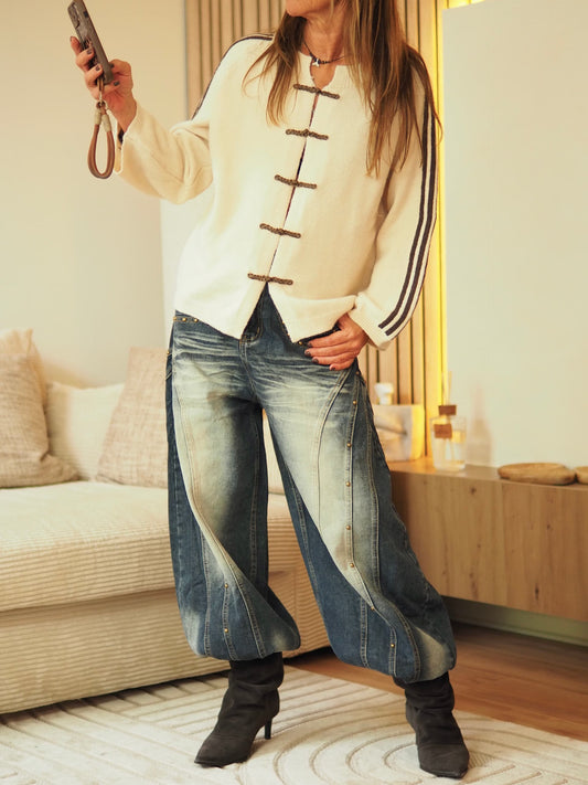 Gilet ou pull beige avec finitions marrons.