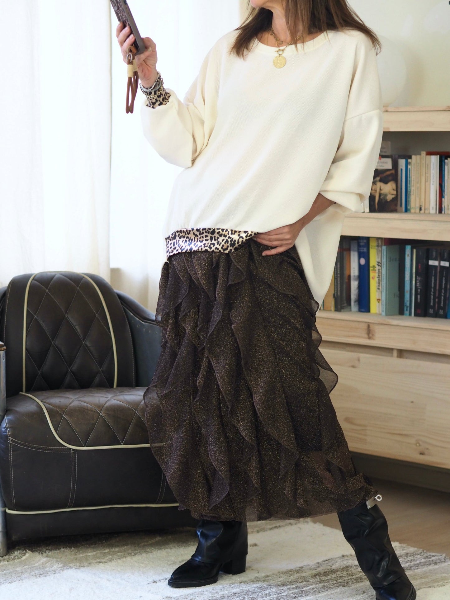 Jupe froufrou tule marron/doré. Taille élastique noir. Sous jupe noire.
50% Polyester 50% Viscose.
Taille unique convient du 36 au 40/42.
Tour de taille maximum 100cm Longueur 92cm.