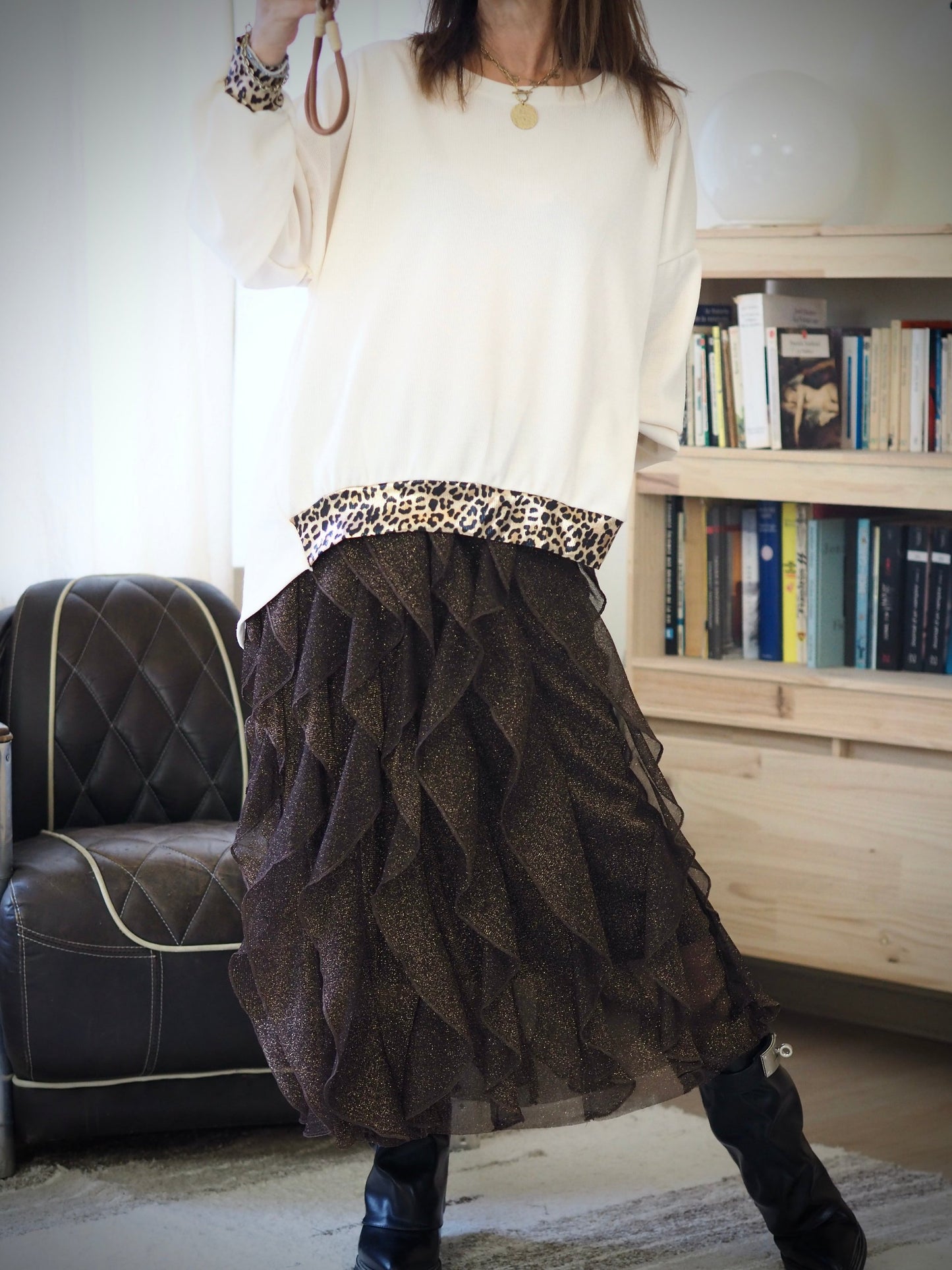 Jupe froufrou tule marron/doré. Taille élastique noir. Sous jupe noire.
50% Polyester 50% Viscose.
Taille unique convient du 36 au 40/42.
Tour de taille maximum 100cm Longueur 92cm.