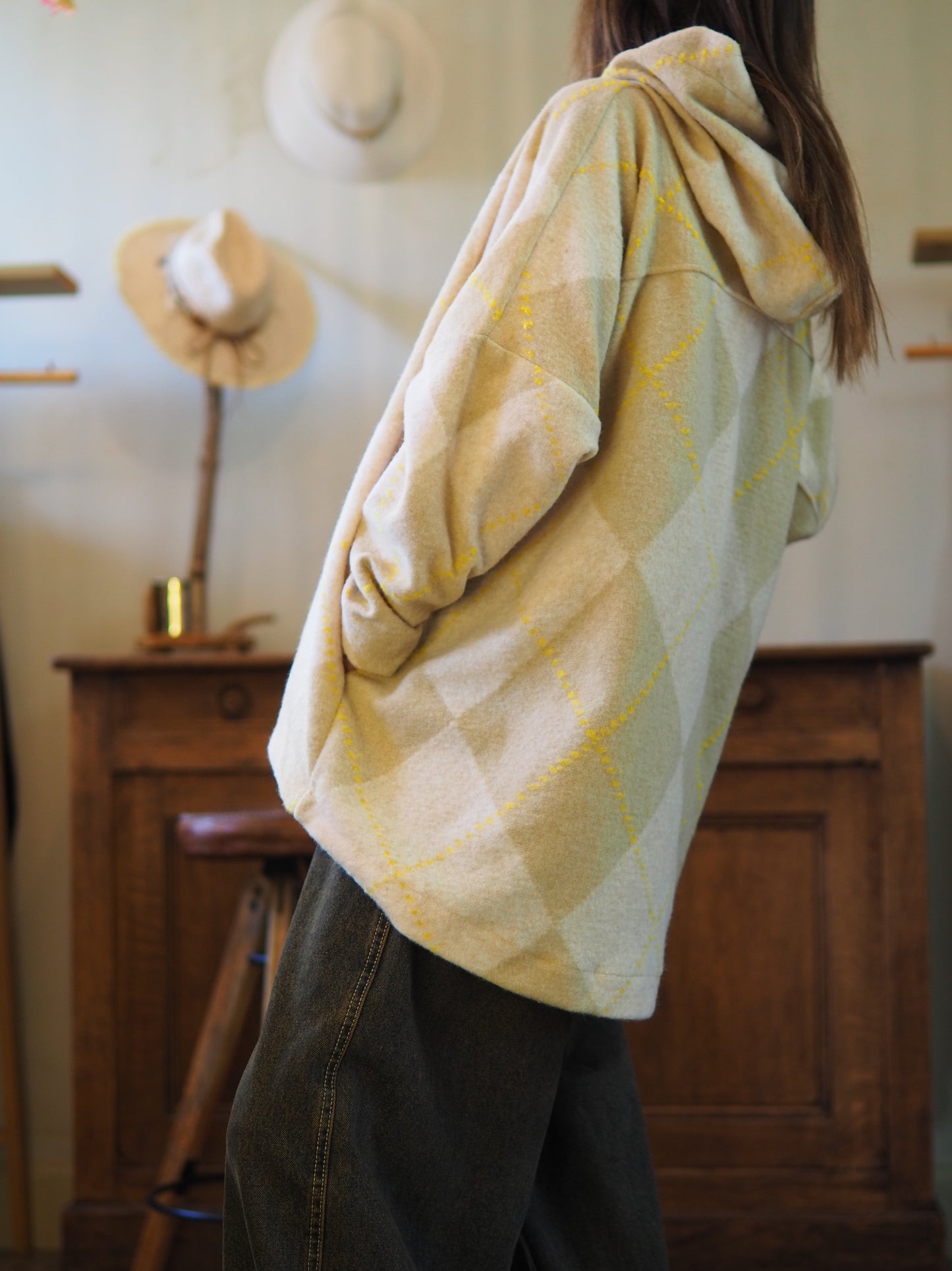 Pull oversize à losanges beige/jaune avec capuche. 2 poches cotés.
Taille unique du 36 au 46.
70% Polyester 30% Laine.
Tour de poitrine 190cm Longueur dos 82cm.