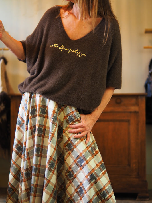 Pull marron avec inscriptions dorées. Ne pique pas, trés doux. Manches chauve-souris.
Taille unique convient du 36 au 44.
30% Alpaga 30% Viscose 40% Nylon.
Tour de poitrine 130cm Longueur dos 60cm.