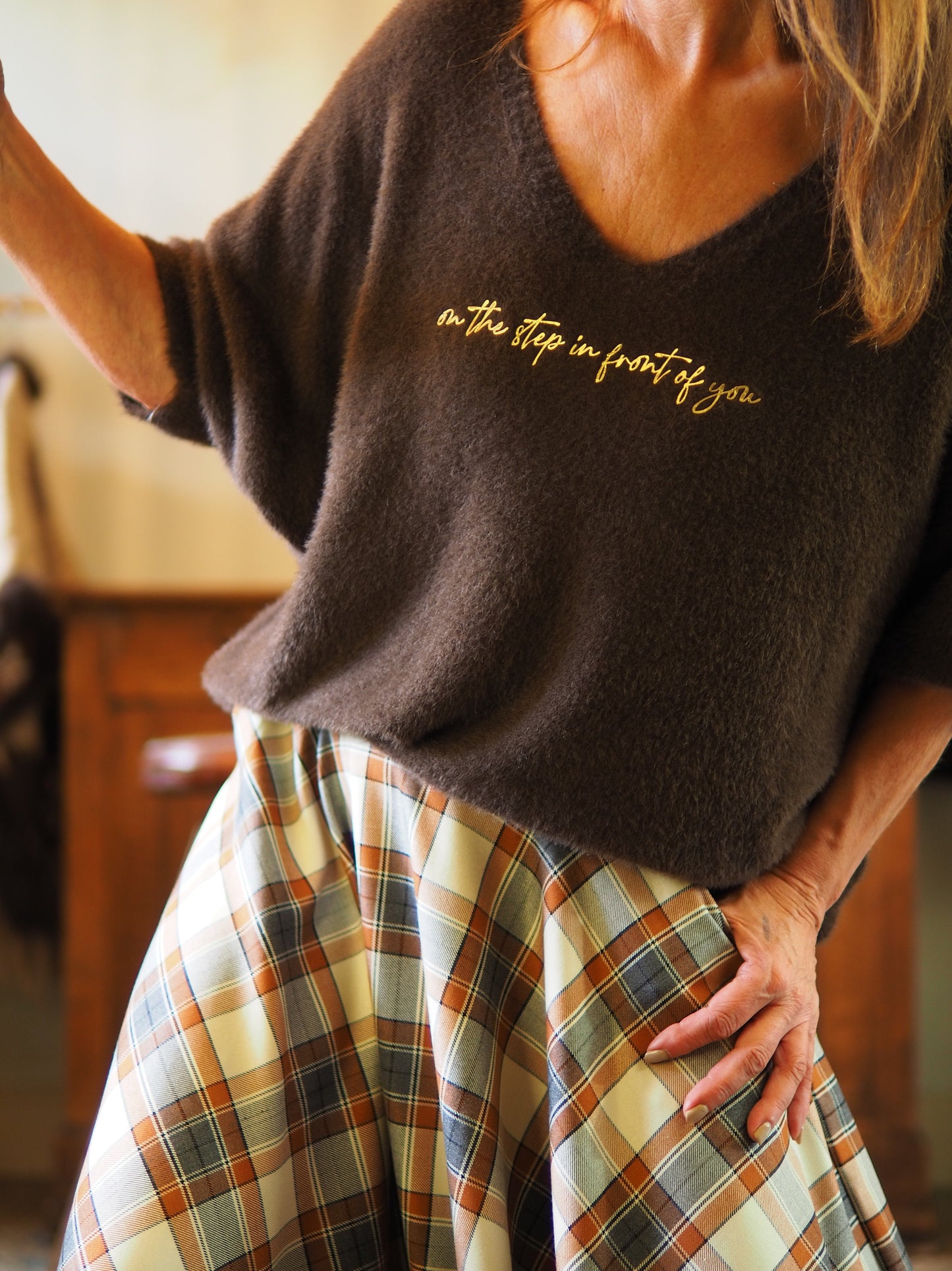 Pull marron avec inscriptions dorées. Ne pique pas, trés doux. Manches chauve-souris.
Taille unique convient du 36 au 44.
30% Alpaga 30% Viscose 40% Nylon.
Tour de poitrine 130cm Longueur dos 60cm.