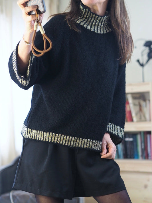 Pull noir. Col, manches et bas doré. Coupe droite.
52% Acrylique 22% Polyester 18% Laine 8% Viscose.
Taille unique du 36 au 44/46.
Tour de poitrine 140cm Longueur dos 76cm.