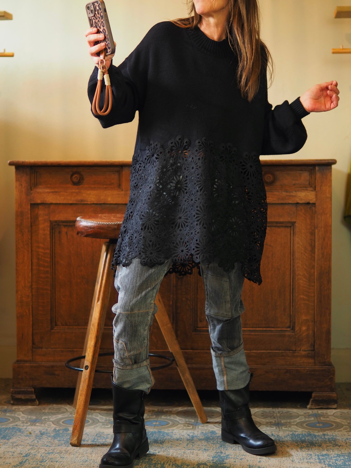 Pull noir avec bas en tissu dentelle.
Taille unique convient du 36 au 42/44.
20% Polyester 30% Nylon 50% Viscose.
Tour de poitrine 130cm Longueur dos 86cm.