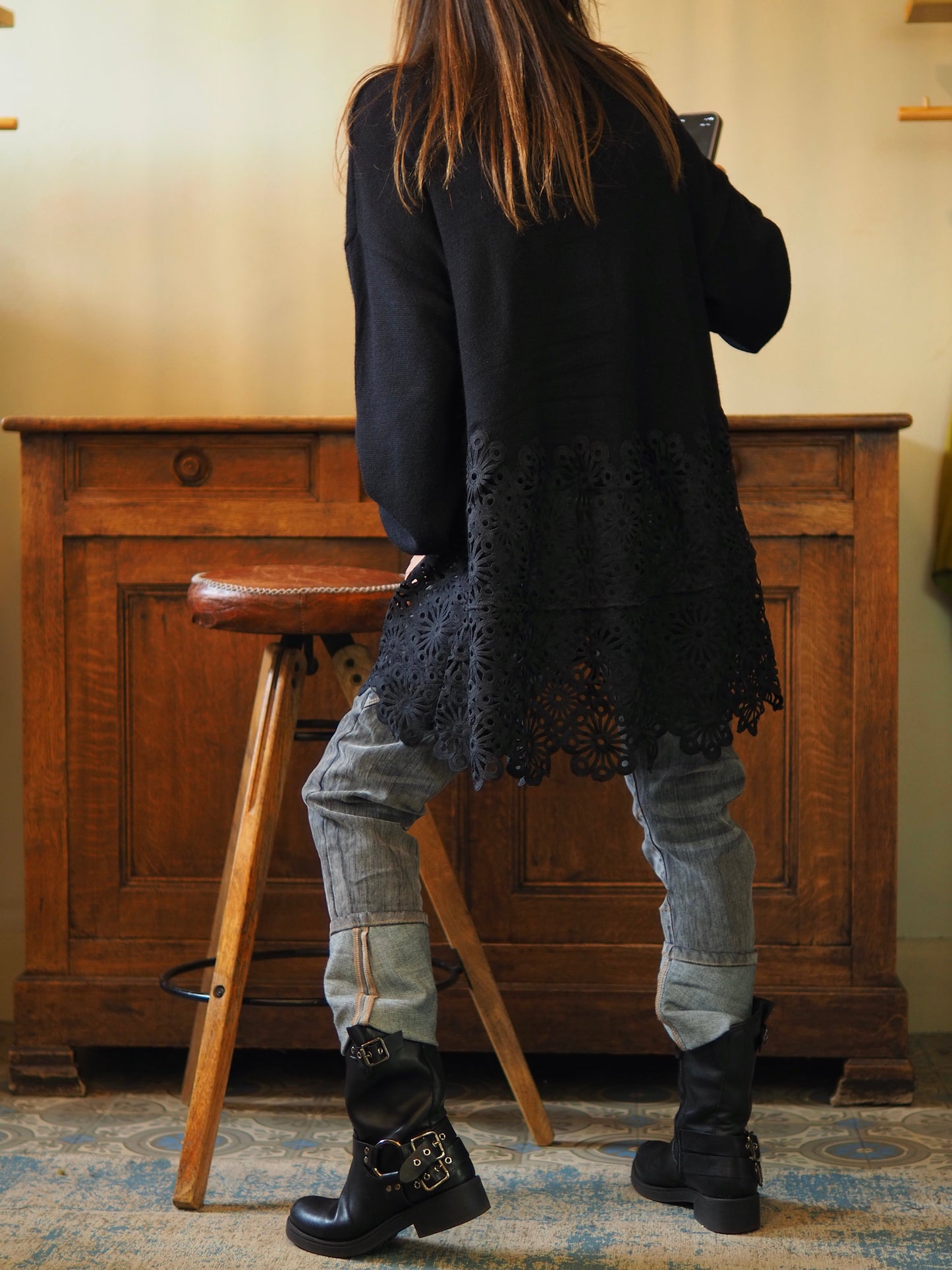 Pull noir avec bas en tissu dentelle.
Taille unique convient du 36 au 42/44.
20% Polyester 30% Nylon 50% Viscose.
Tour de poitrine 130cm Longueur dos 86cm.