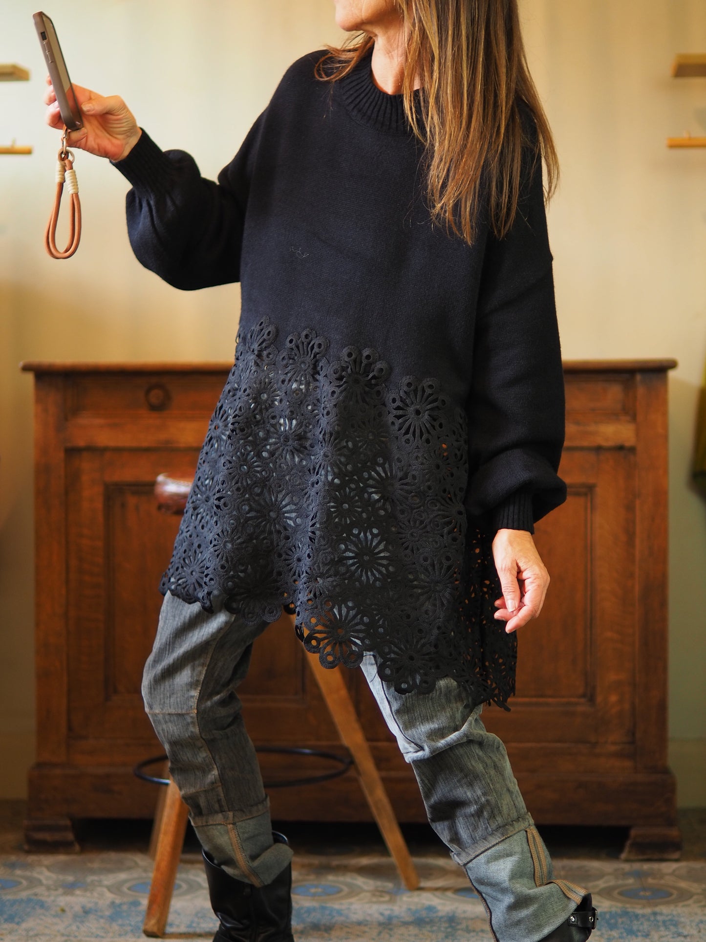 Pull noir avec bas en tissu dentelle.
Taille unique convient du 36 au 42/44.
20% Polyester 30% Nylon 50% Viscose.
Tour de poitrine 130cm Longueur dos 86cm.