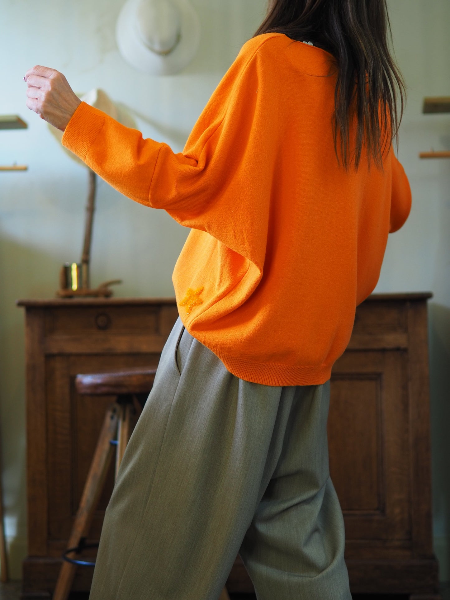 Pull hyper doux orange.
Taille unique du 36 au 46.
50% Viscose 28% Polyester 22% Polyamide.
Tour de poitrine 150cm Longueur dos 63cm.