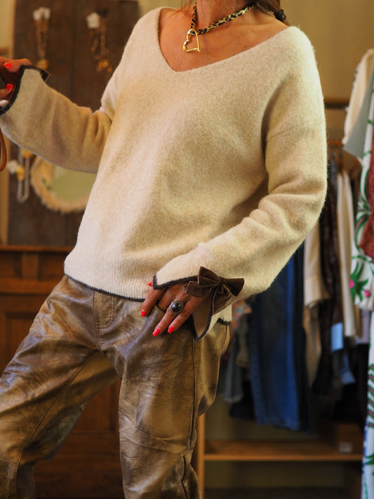 Pull doux beige avec noeuds velours marrons. Col V.
50% Polyamide 35% Viscose 10% Laine 5% Elasthanne.
Taille unique convient du 36 au 42.
Tour de poitrine 120cm Longueur dos 62cm.