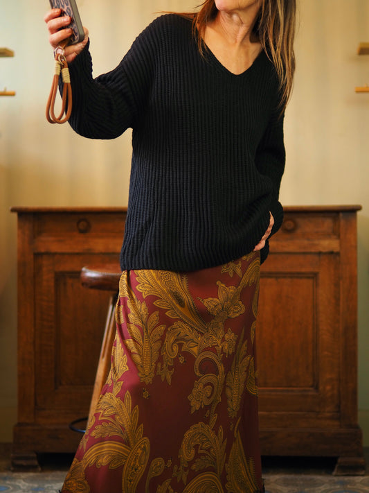 Pull doux, noir col V. Ne pique pas. 
Taille unique convient du 36 au 42. 
65% Acrylique 20% Laine 15% Viscose.
Tour de poitrine 128cm Longueur dos 65cm.