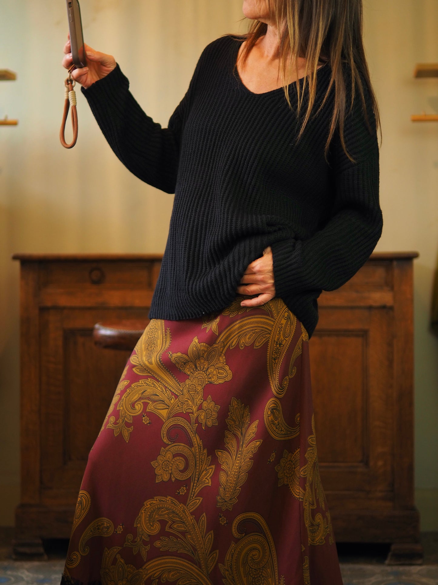 Pull doux, noir col V. Ne pique pas.
Taille unique convient du 36 au 42.
65% Acrylique 20% Laine 15% Viscose.
Tour de poitrine 128cm Longueur dos 65cm.