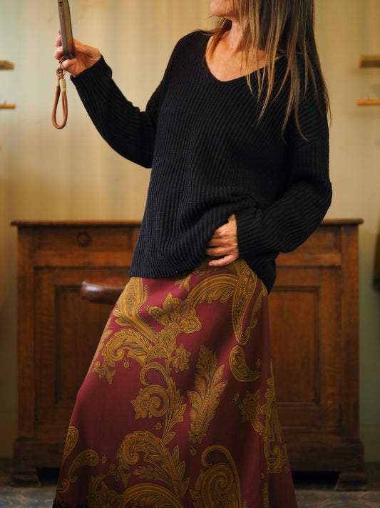 Pull doux, noir col V. Ne pique pas. 
Taille unique convient du 36 au 42. 
65% Acrylique 20% Laine 15% Viscose.
Tour de poitrine 128cm Longueur dos 65cm.