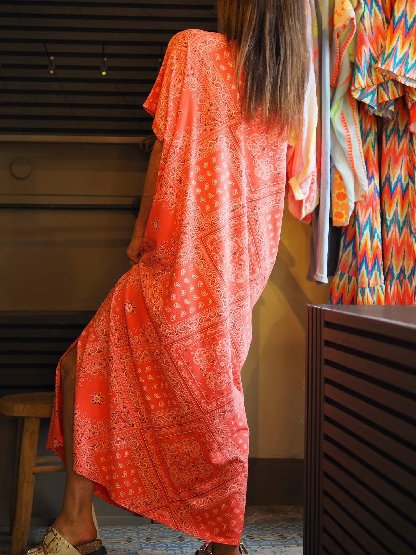 Taille unique convient du 36 au 46.
Mesures : Tour de poitrine 150cm Longueur dos 127cm.
Composition : 92% Coton 8% Elasthanne.
Cathy mesure 1m66 fait un 36 et porte une taille unique.
Robe orange motifs bandanas. Coupe droite. 1 fente sur le coté.