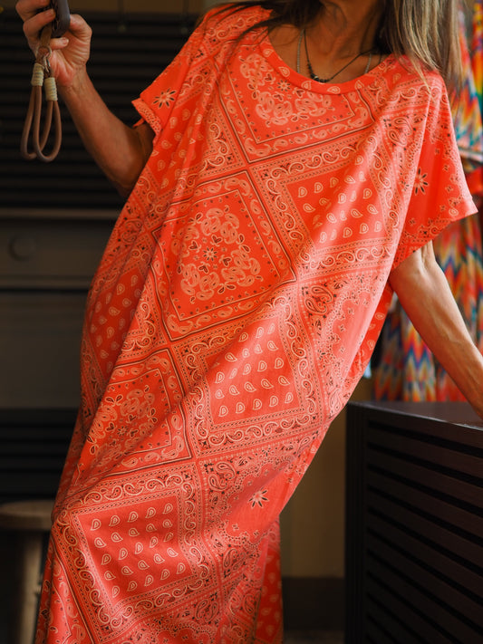 Taille unique convient du 36 au 46.
Mesures : Tour de poitrine 150cm Longueur dos 127cm.
Composition : 92% Coton 8% Elasthanne.
Cathy mesure 1m66 fait un 36 et porte une taille unique.
Robe orange motifs bandanas. Coupe droite. 1 fente sur le coté.