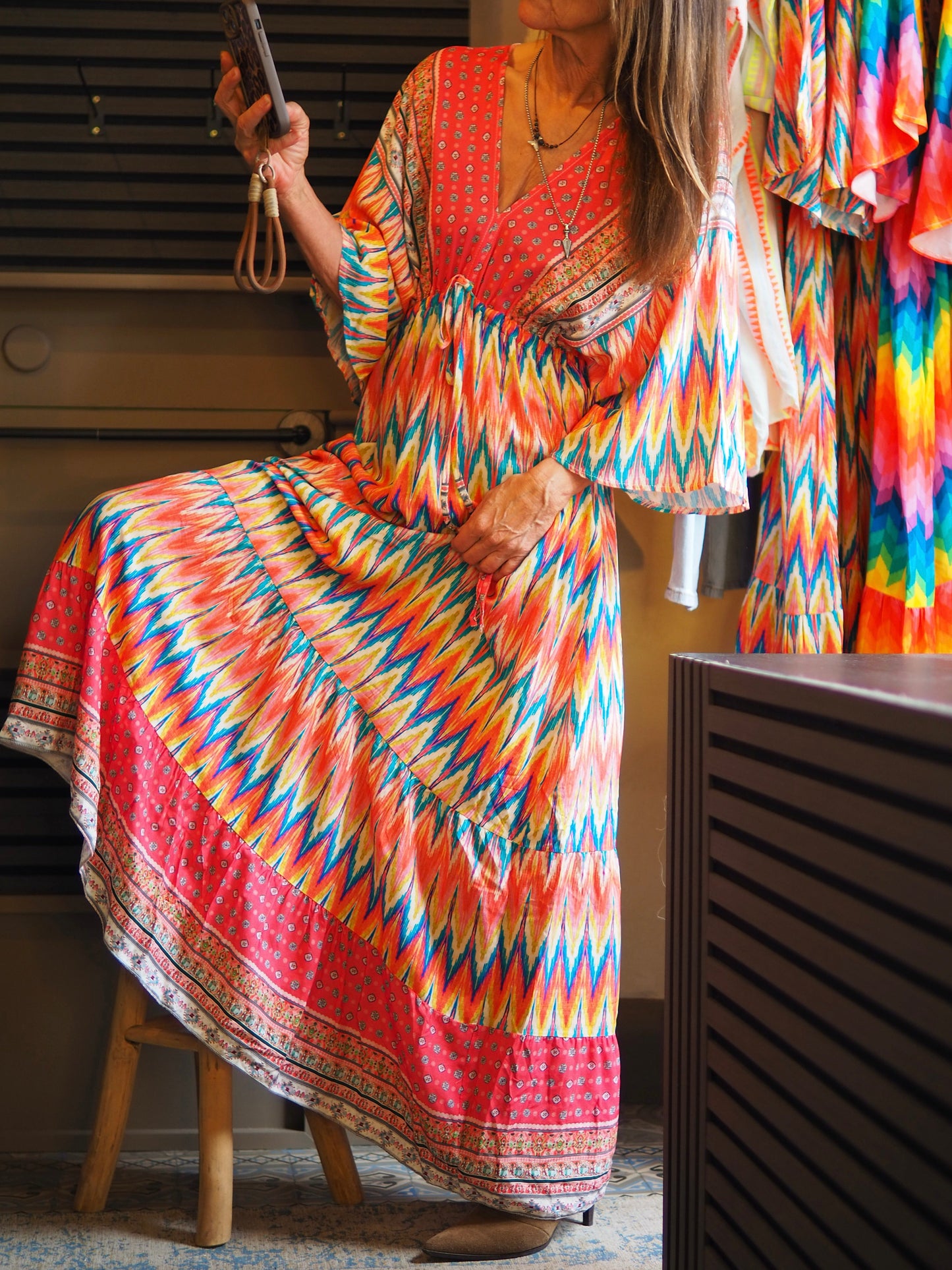 Taille unique convient du 36 au 46.
Mesures : Longueur dos 145cm.
Composition : 100% Viscose.
Cathy mesure 1m66 fait un 36 et porte une taille unique.
Robe colorée encolure V devant et dos. Taille élastique.