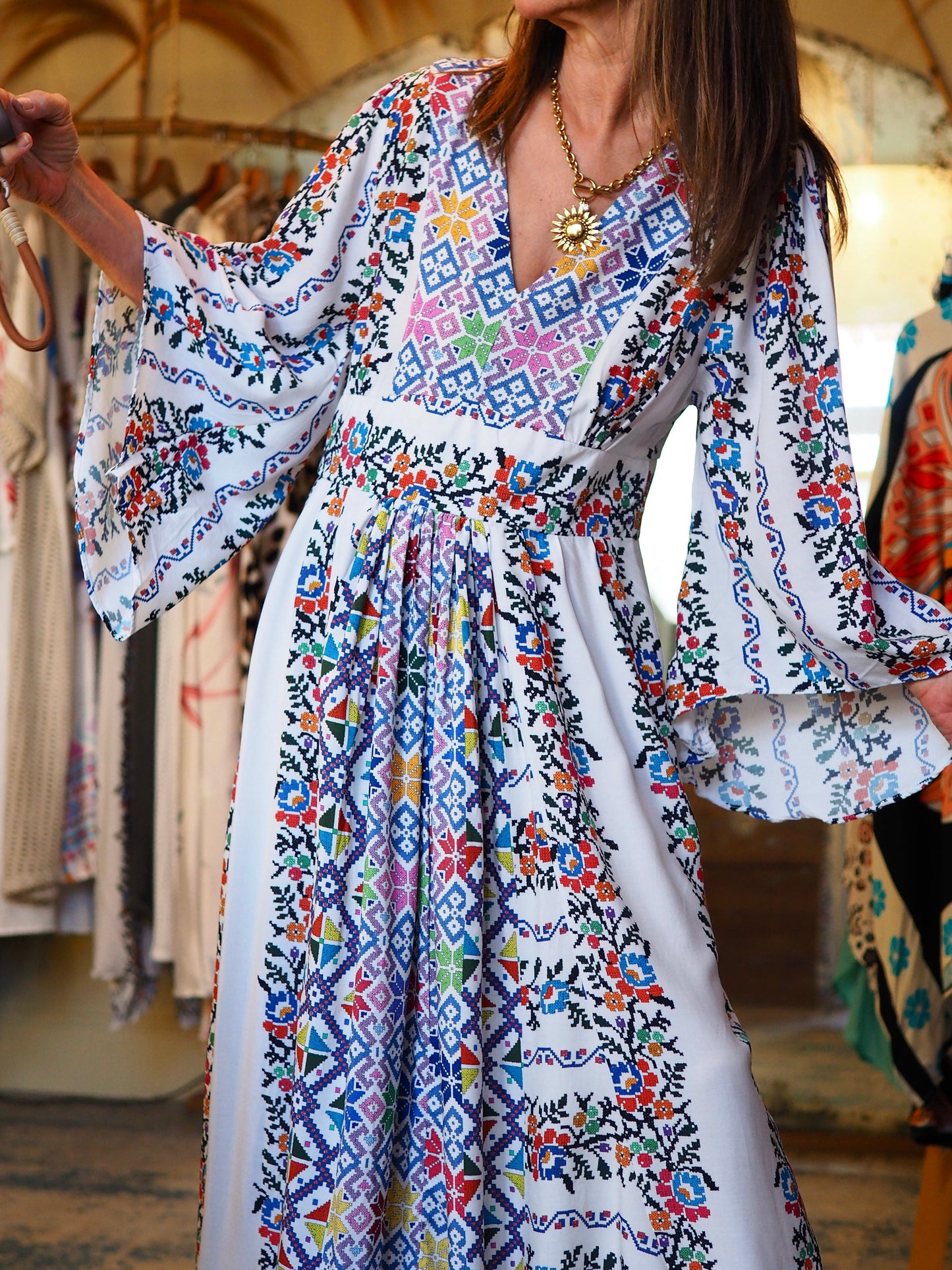 Robe bohème. Tirette dans le dos pour faciliter l'enfilement. Dos ouvert refermé par un cordon en haut. Une pépite..
100% Viscose.
Taille 1 : 36-38 Taille 2 : 38-40
Tour de taille pour la T1 : 80cm
Tour de taille pour la T2: 86cm