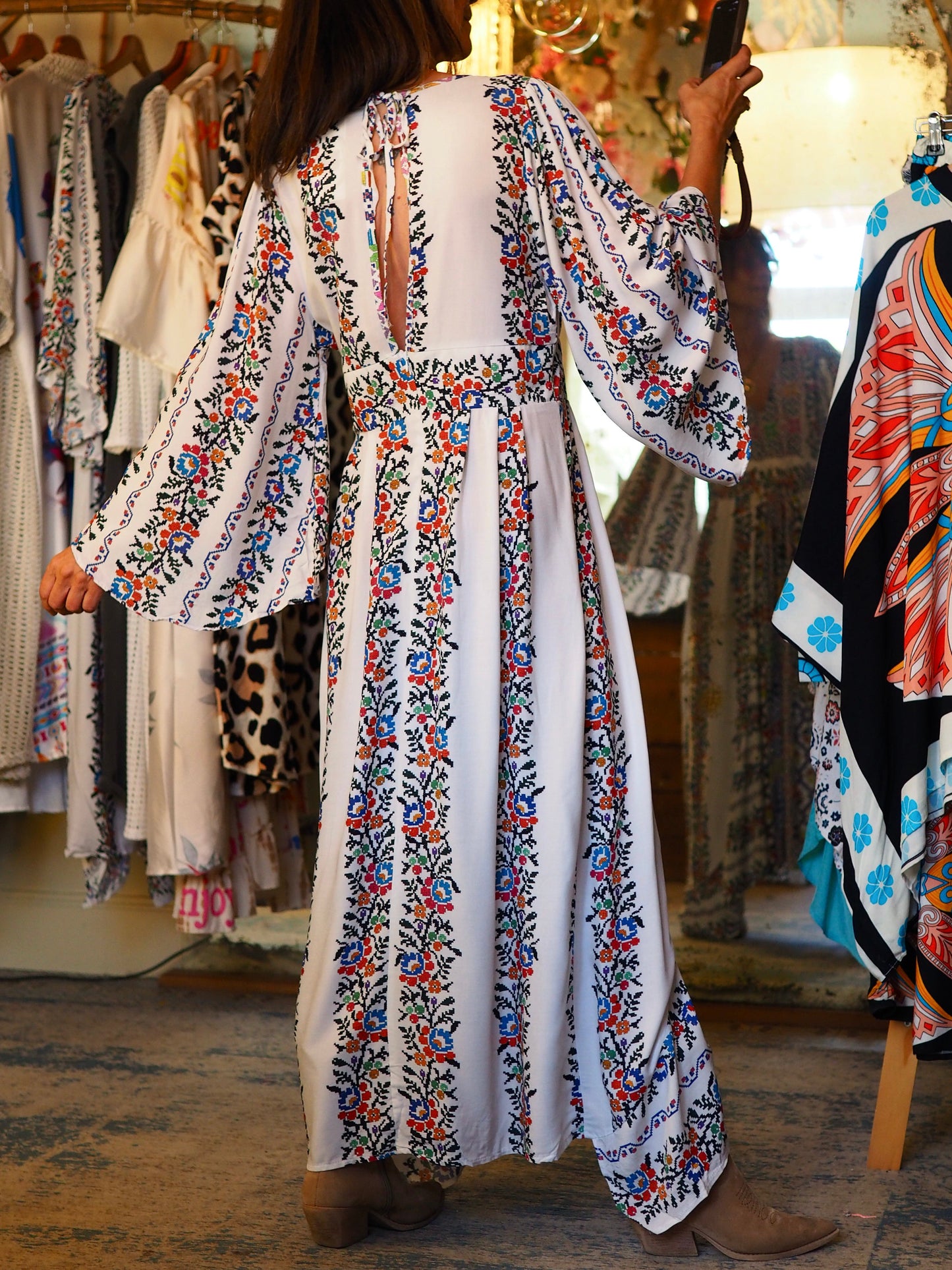 Robe bohème. Tirette dans le dos pour faciliter l'enfilement. Dos ouvert refermé par un cordon en haut. Une pépite..
100% Viscose.
Taille 1 : 36-38 Taille 2 : 38-40
Tour de taille pour la T1 : 80cm
Tour de taille pour la T2: 86cm