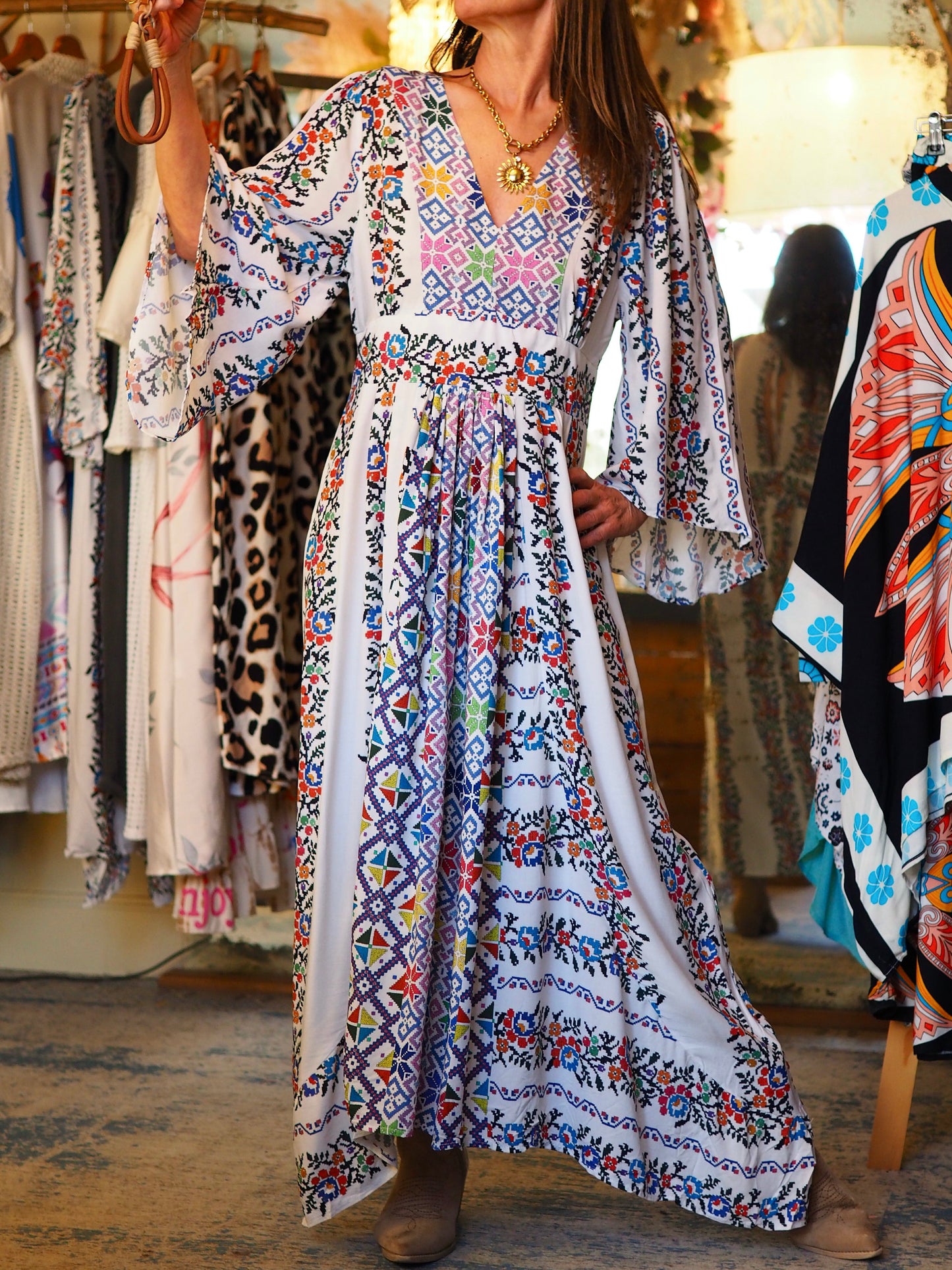 Robe bohème. Tirette dans le dos pour faciliter l'enfilement. Dos ouvert refermé par un cordon en haut. Une pépite..
100% Viscose.
Taille 1 : 36-38 Taille 2 : 38-40
Tour de taille pour la T1 : 80cm
Tour de taille pour la T2: 86cm