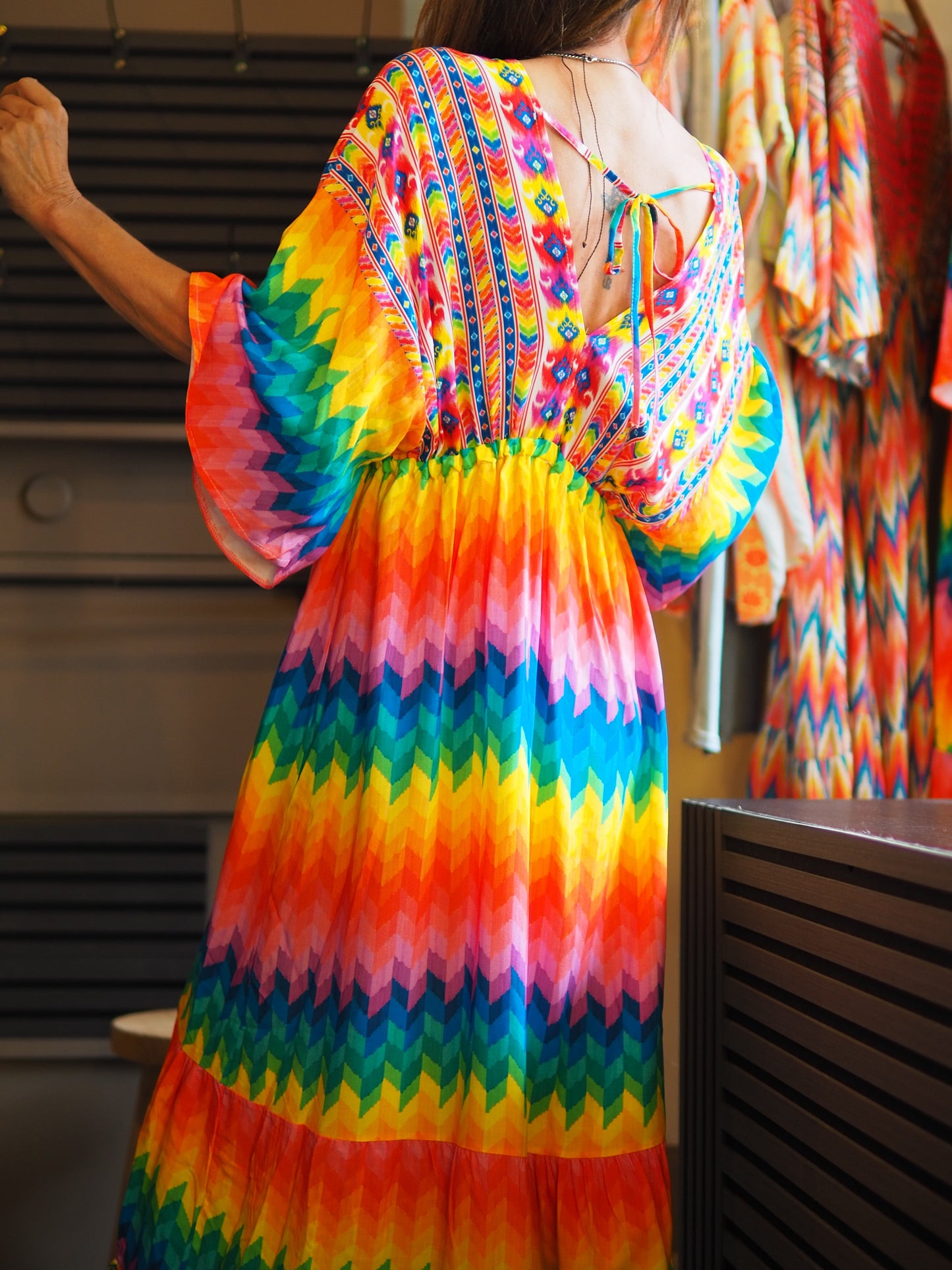 Taille unique convient du 36 au 46.
Mesures : Longueur dos 145cm.
Composition : 100% Viscose.
Cathy mesure 1m66 fait un 36 et porte une taille unique.
Robe colorée encolure V devant et dos. Taille élastique.