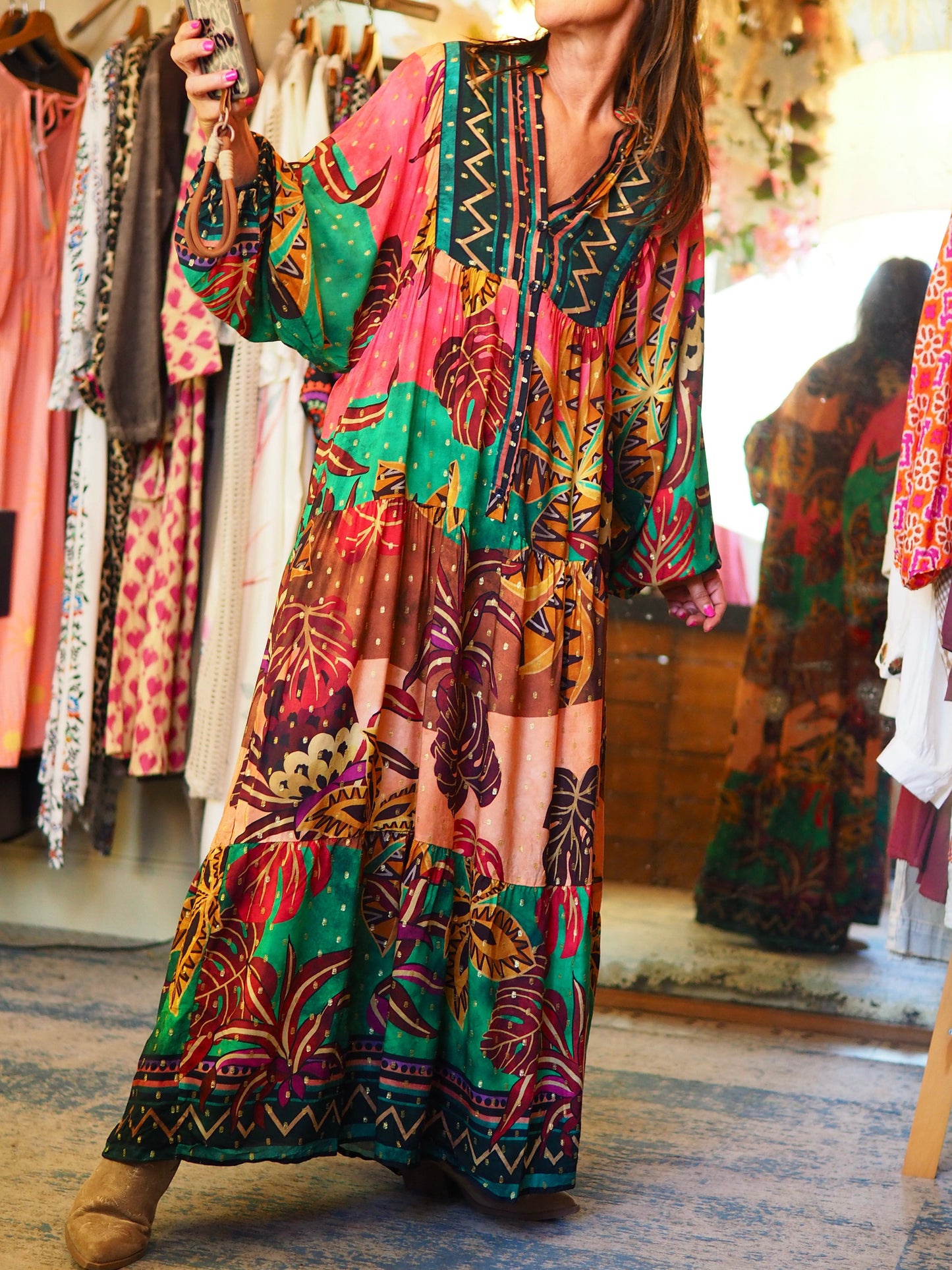 Robe Bohéme. Belles manches bouffantes. Taches dorées. La taille 1 et la Taille 2 sont identiques en mesures.
85% Viscose 15% Nylon.
Taille 1 Taille 2. Idem du 36 au 44.
Taille 1 :Tour de poitrine 128cm Longueur dos 147cm.
Taille 2 :Tour de poitrine 128cm Longueur dos 147cm.