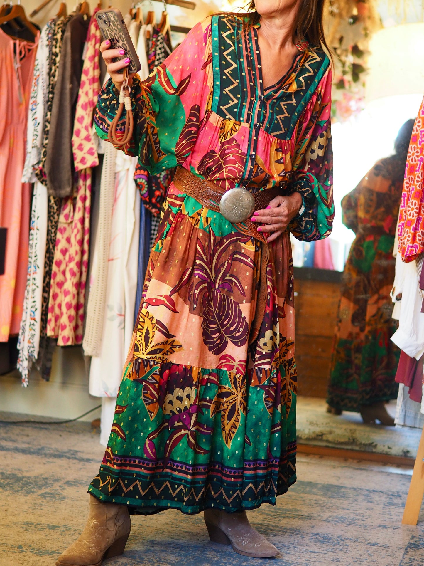 Robe Bohéme. Belles manches bouffantes. Taches dorées. La taille 1 et la Taille 2 sont identiques en mesures.
85% Viscose 15% Nylon.
Taille 1 Taille 2. Idem du 36 au 44.
Taille 1 :Tour de poitrine 128cm Longueur dos 147cm.
Taille 2 :Tour de poitrine 128cm Longueur dos 147cm.