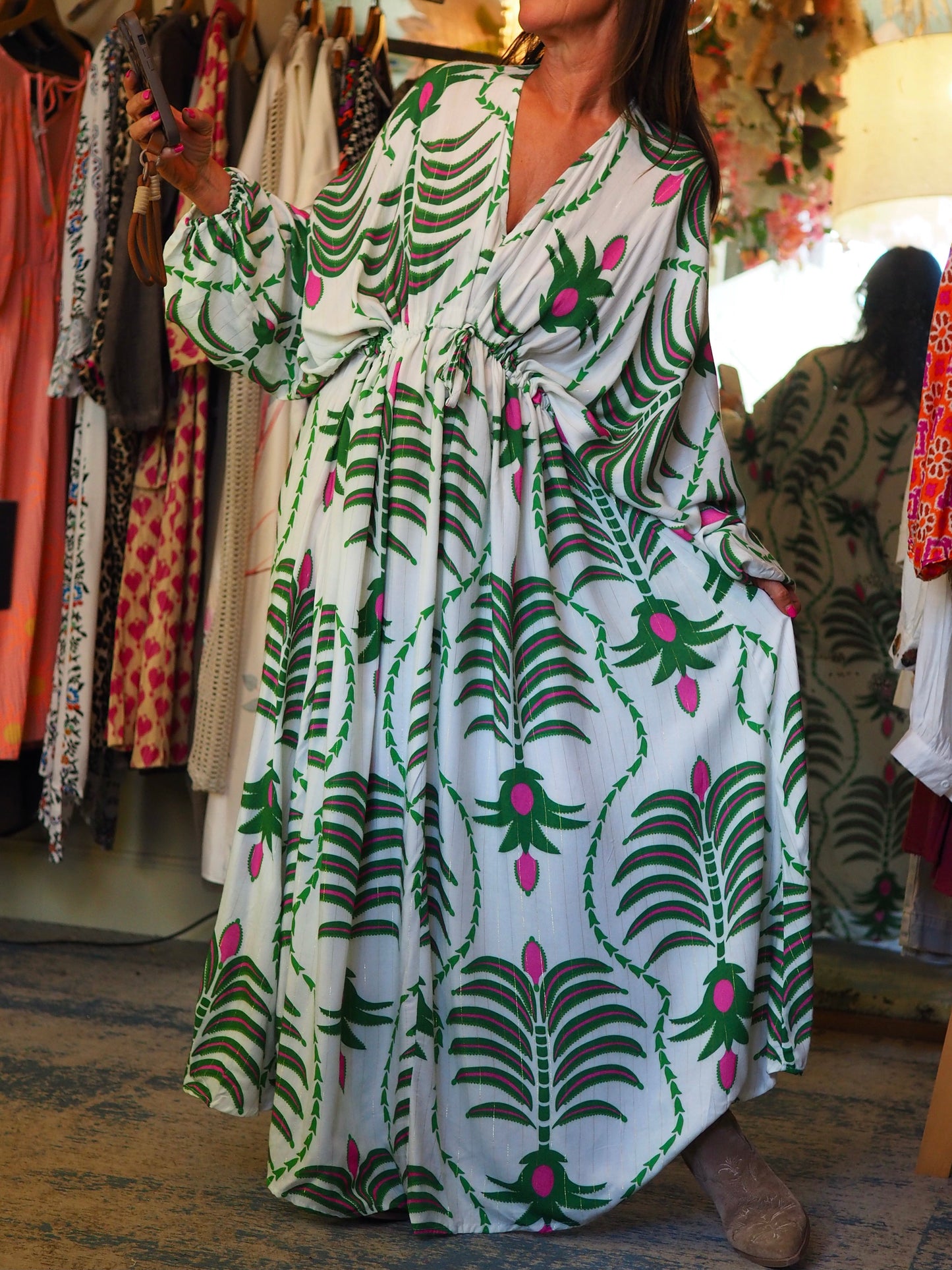 Robe Bohéme. Ecru, vert et rose avec un fil doré. Belles manches. Resserrable en dessous de la poitrine. Une pépite..
100% Viscose.
Taille unique convient du 34 au 46.