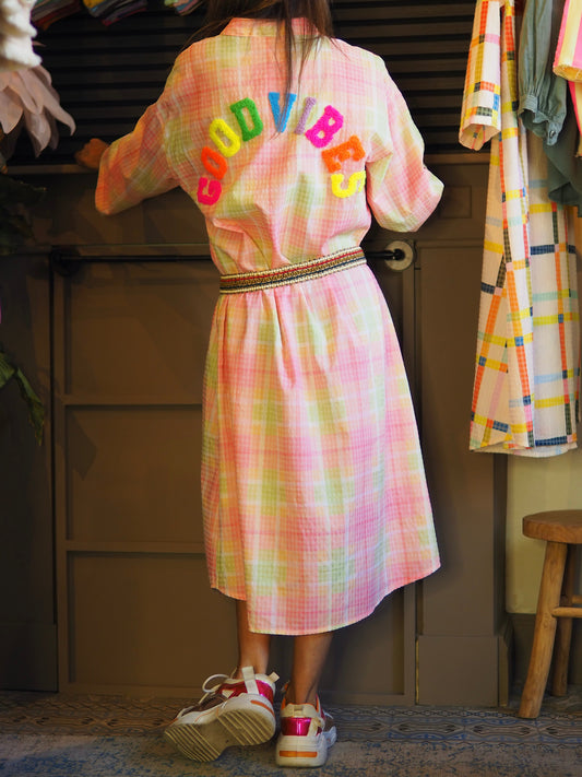 Taille unique convient du 36 au 44.
Mesures : Tour de poitrine 126cm Longueur dos 120cm.
Composition : 100% Coton.
Cathy mesure 1m66 fait un 36 et porte une taille unique.
Robe carreaux dans les tons roses avec flocage dans le dos.