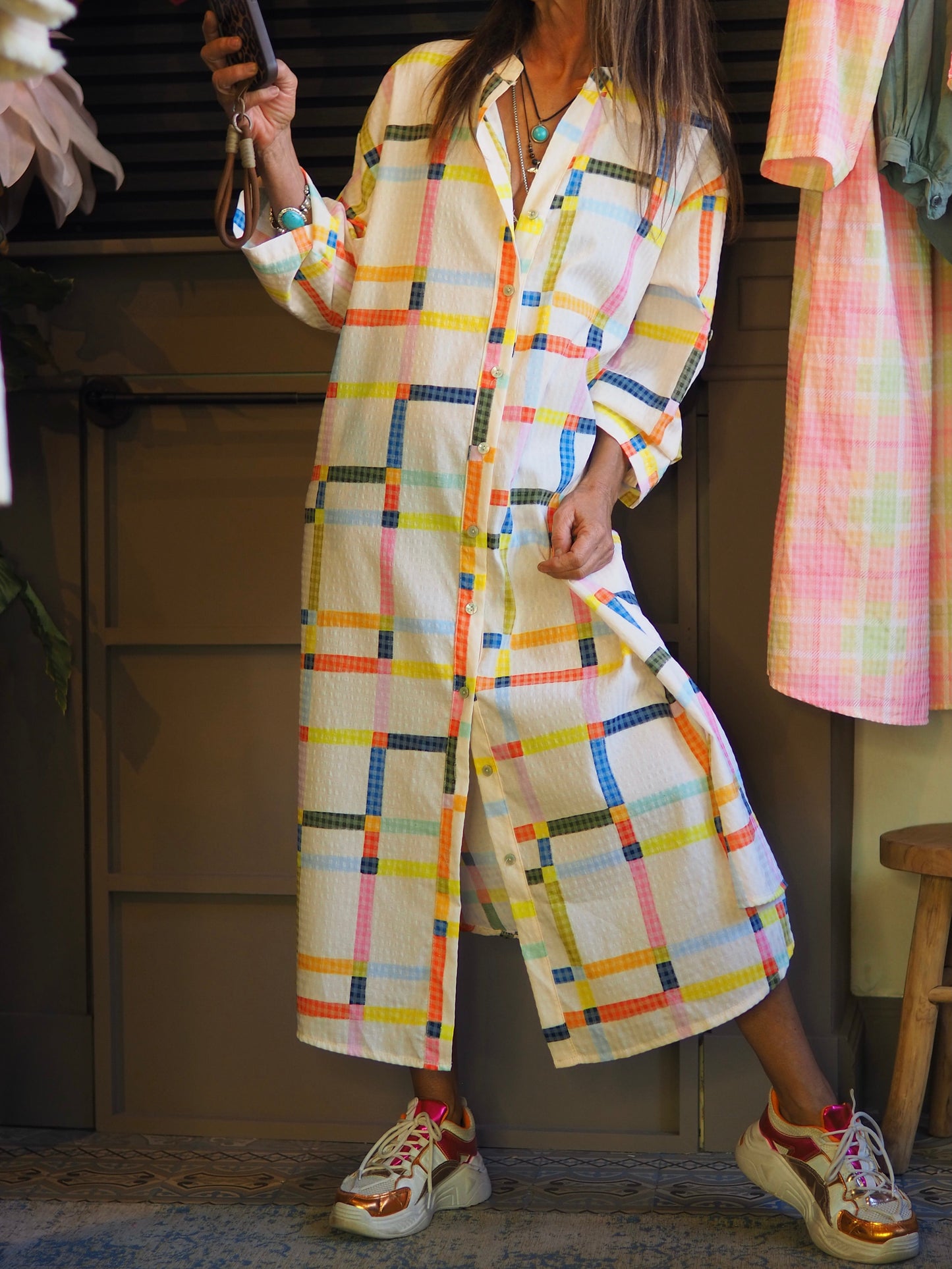 Taille unique convient du 36 au 44.
Mesures : Tour de poitrine 126cm Longueur dos 120cm.
Composition : 100% Coton.
Cathy mesure 1m66 fait un 36 et porte une taille unique.
Robe carreaux dans les tons écrus et colorés avec flocage dans le dos.