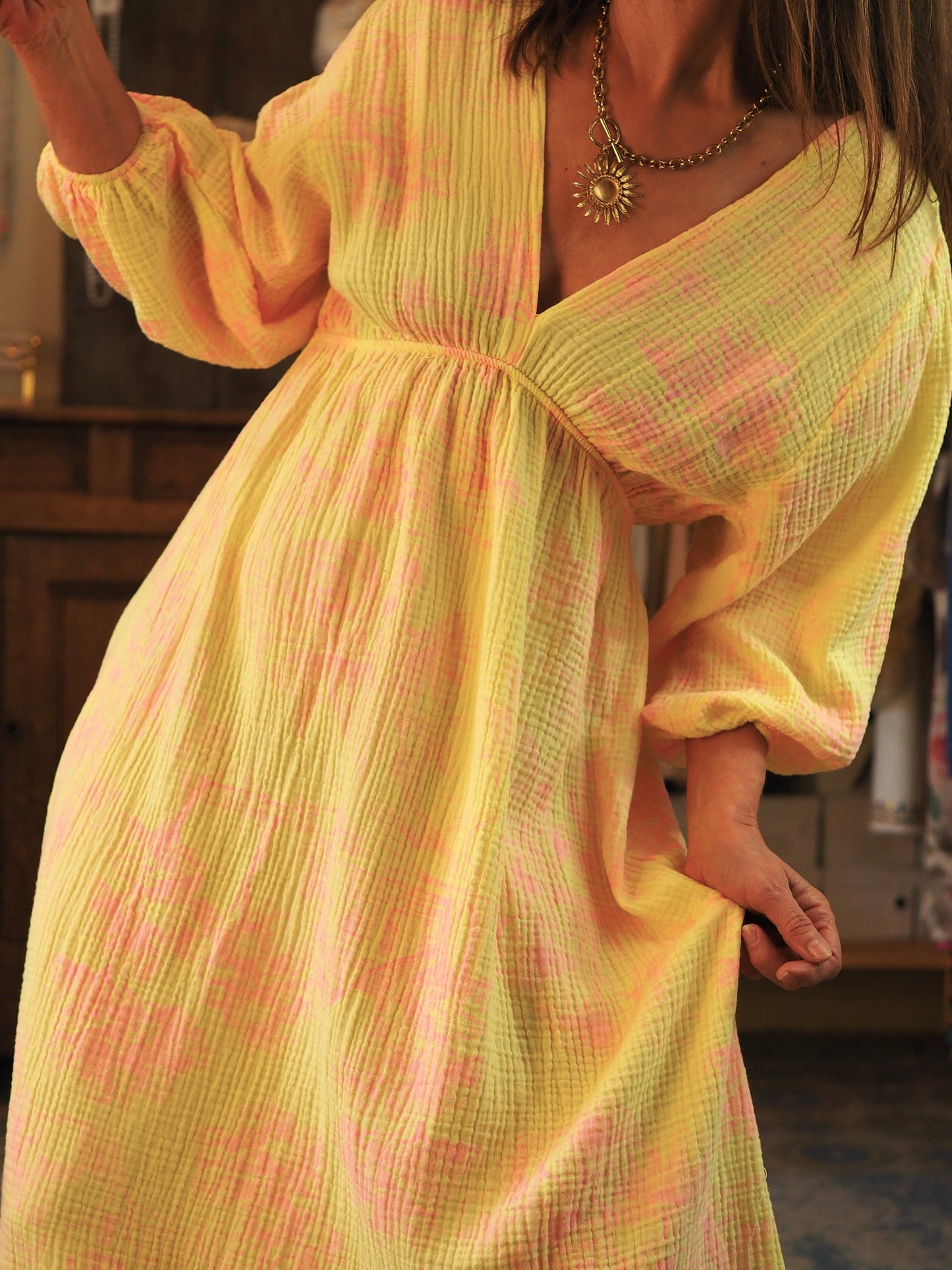 Robe en gaz de coton jaune. Motifs paysages roses. Manches 3/4 élastiques. Col V devant et dans le dos. Taille élastique.
100% Coton.
Taille unique convient du 36 au 40/42.