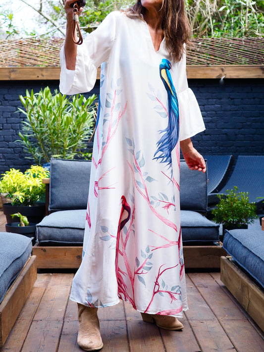 Robe effet satin blanche avec motifs. Manches volants.
100% Polyester.
Taille unique convient du 36 au 42.
Tour de poitrine 116cm Longueur dos 132cm.