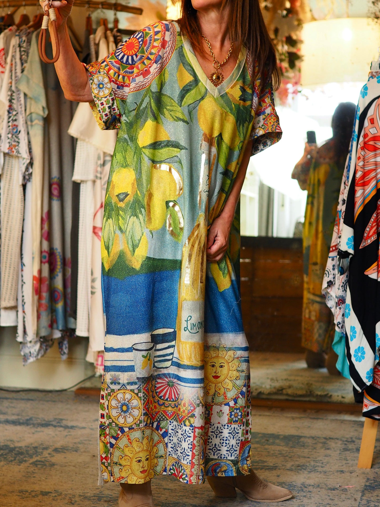 Robe lurex, encolure V. Fentes cotés. Magnifique couleurs..
95% Viscose 5% Elasthane.
Taille unique convient du 36 au 46.
Tour de poitrine 154cm Longueur dos 132cm.