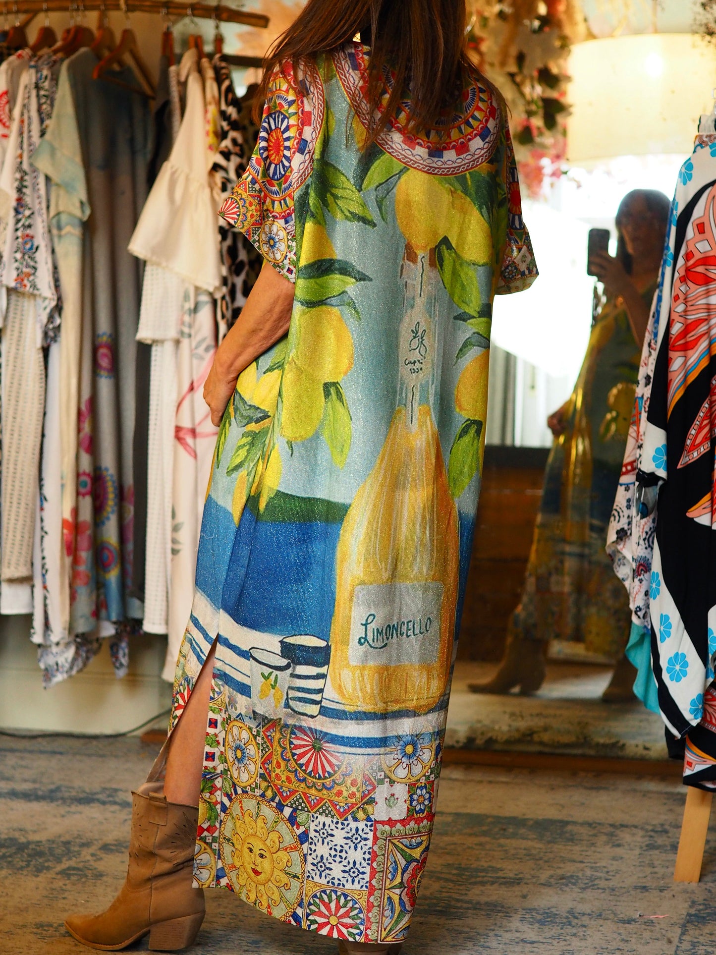 Robe lurex, encolure V. Fentes cotés. Magnifique couleurs..
95% Viscose 5% Elasthane.
Taille unique convient du 36 au 46.
Tour de poitrine 154cm Longueur dos 132cm.