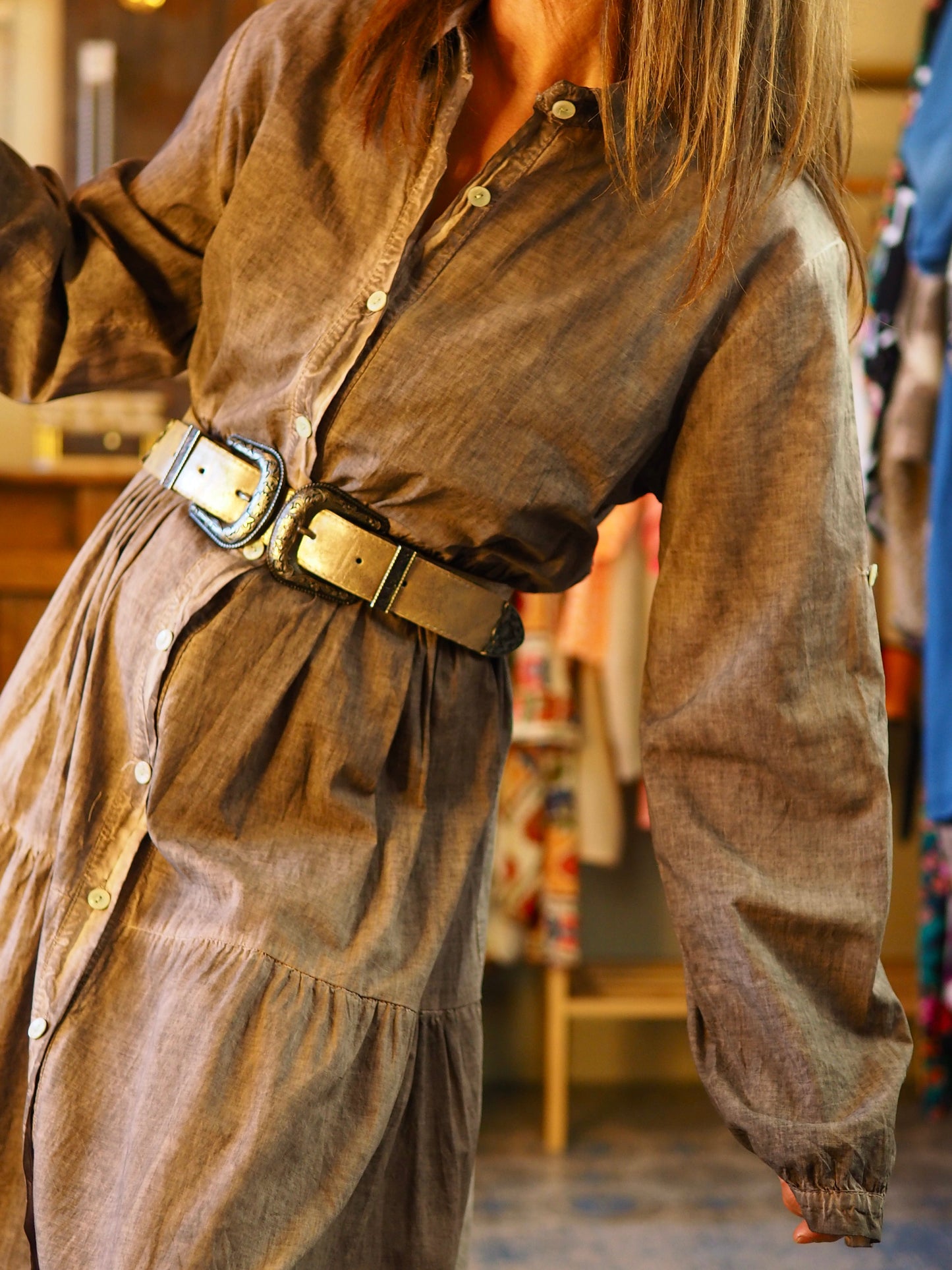 Robe longue chocolat délavé. Boutonnée à l'avant.
100% Coton.
Taille unique convient du 36 au 40.
Tour de poitrine 118cm Longueur dos 132cm.