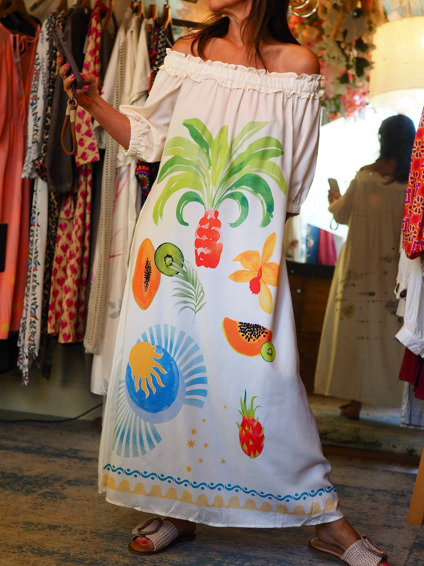 Superbe robe écru et motifs fruits. Epaules élastiques. 2 poches cotés.
65% Coton 35% Lin.
Taille S/M et L/XL.
S/M Tour de poitrine 112cm et L/XL 118cm.