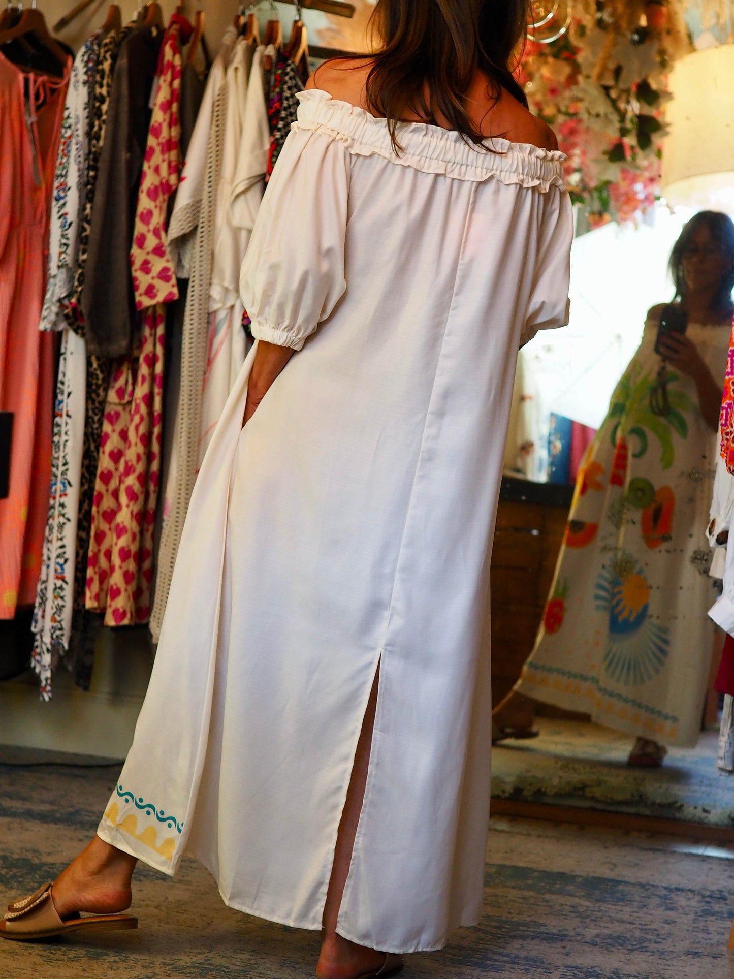 Superbe robe écru et motifs fruits. Epaules élastiques. 2 poches cotés.
65% Coton 35% Lin.
Taille S/M et L/XL.
S/M Tour de poitrine 112cm et L/XL 118cm.