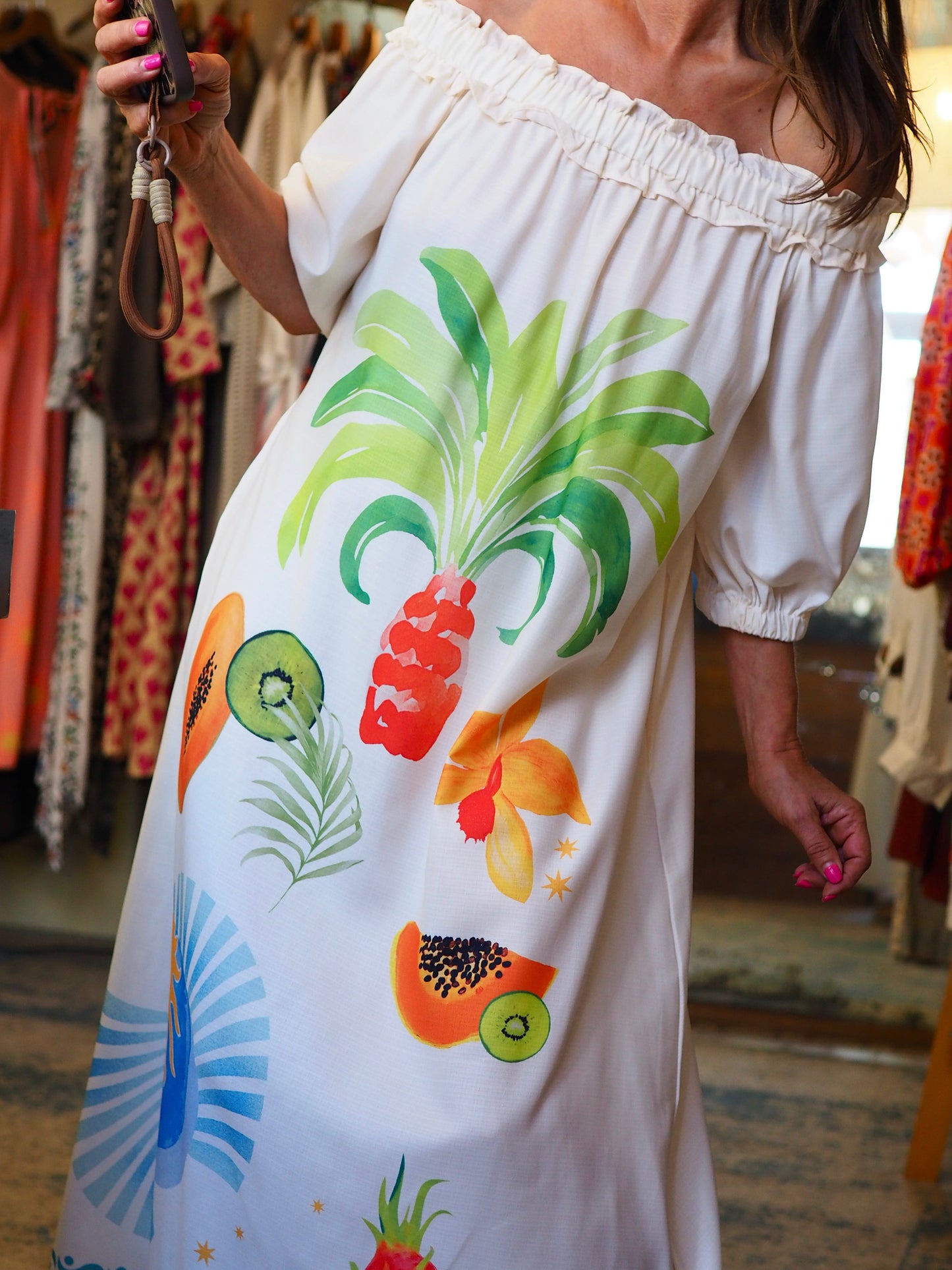 Superbe robe écru et motifs fruits. Epaules élastiques. 2 poches cotés.
65% Coton 35% Lin.
Taille S/M et L/XL.
S/M Tour de poitrine 112cm et L/XL 118cm.