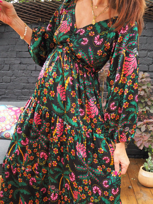 Robe satinée, fond noir avec motifs et sequins colorés....une merveille 100% fibre synthétique. Taille 1- 36/38 Taille 2-40/42.