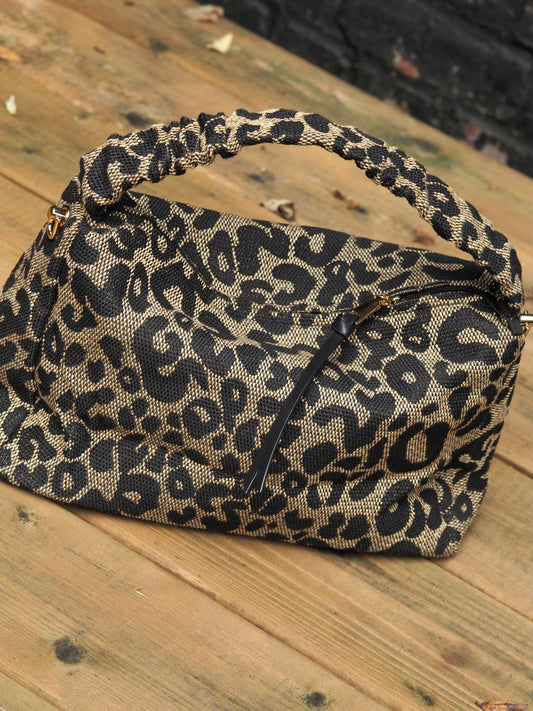 Sac en tissus léopard.
Intérieur couleur noir
1 poche intérieur tirette et 2 autres poches ouvertes
Fermeture éclaire